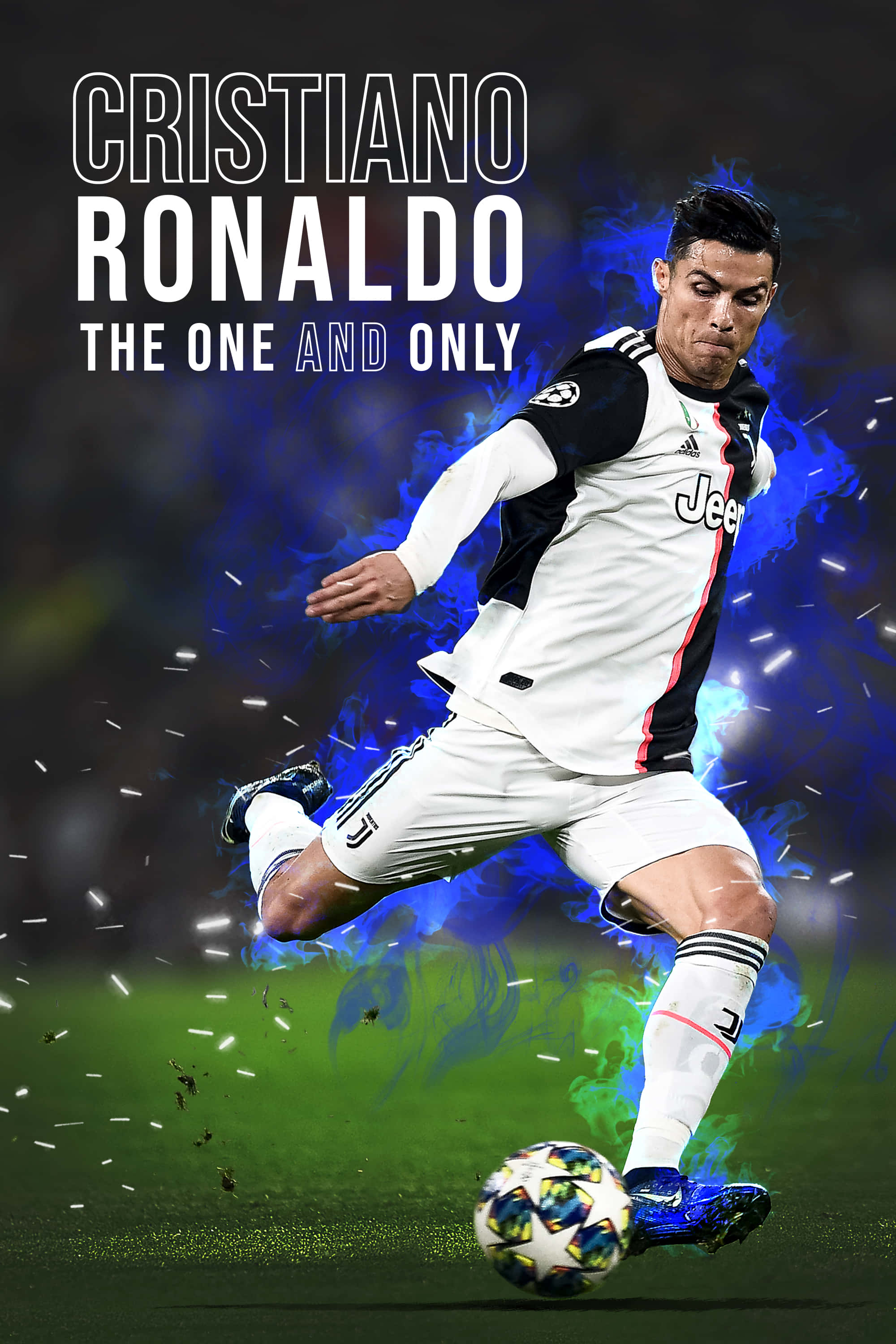 Cristiano Ronaldo 桌布 壁紙 — 基斯坦奴·朗拿度身穿祖雲達斯球衣，在黑暗的球場背景下踢足球，伴隨著藍色能量爆發。