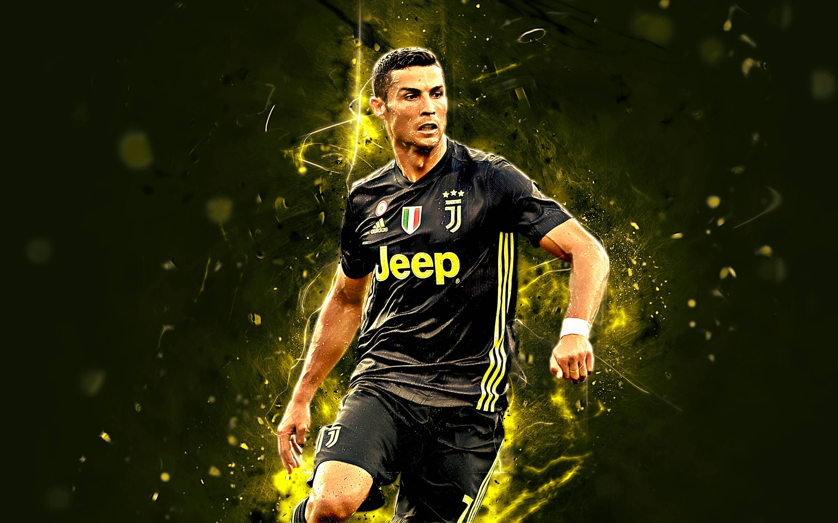 Ronaldo 桌布 壁紙 — 基斯坦奴·朗拿度身穿祖雲達斯球衣，在黑暗背景下疾跑，周圍環繞著電光黃色能量爆發。