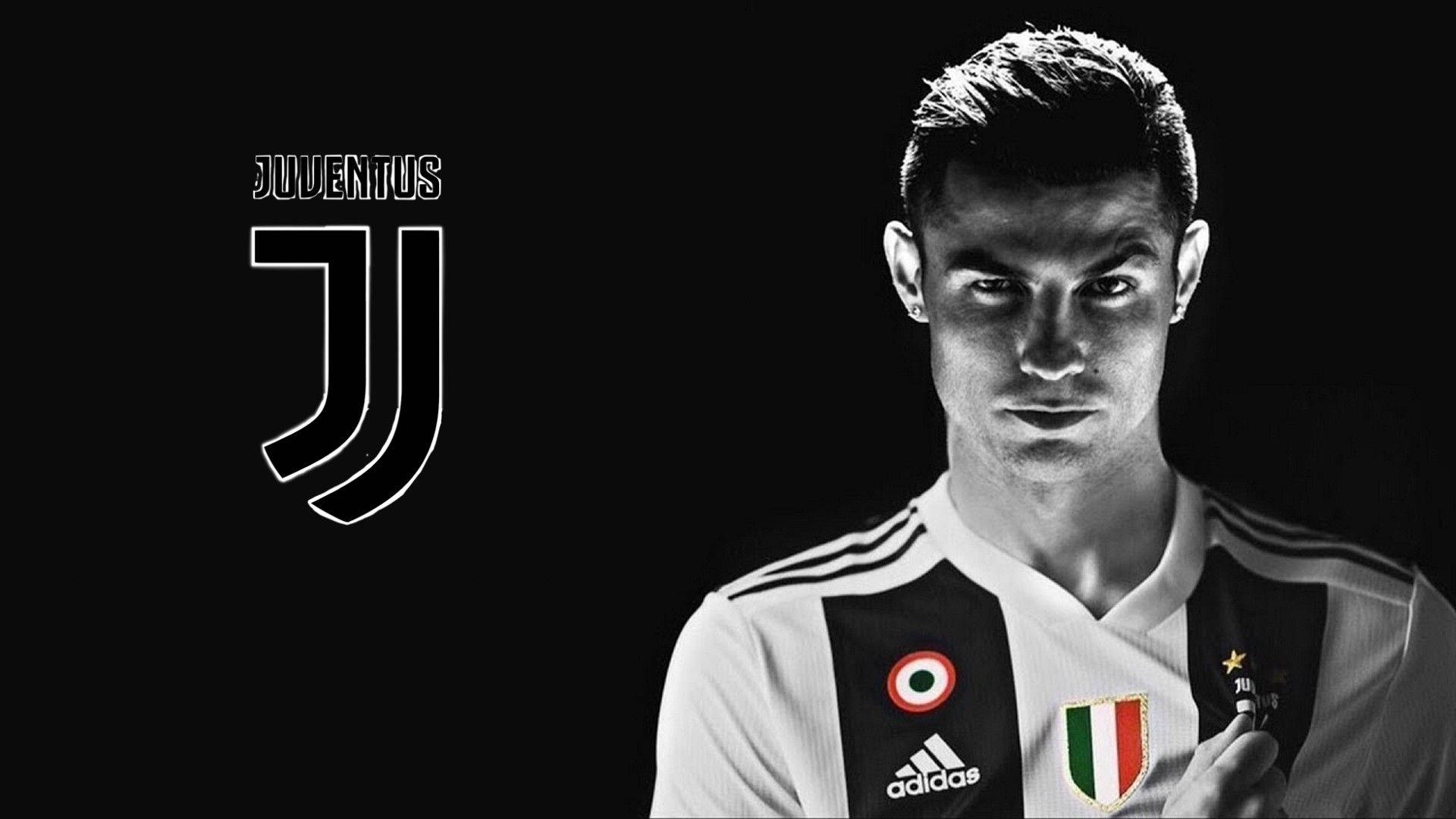 Ronaldo 桌布 壁紙 — 基斯坦奴·朗拿度身穿祖雲達斯足球球衣的黑白肖像，背景深色並有球隊標誌。