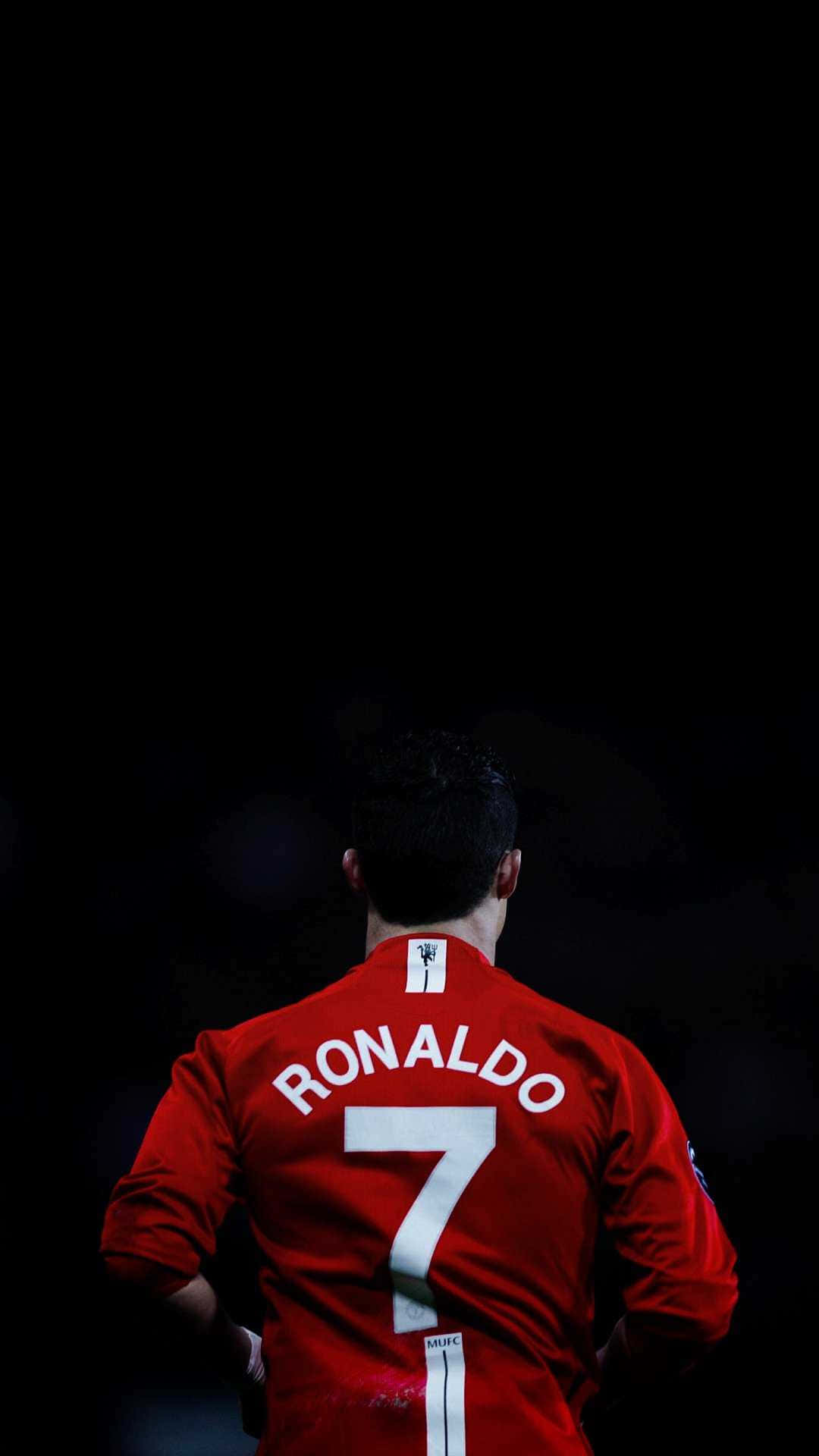 Cristiano Ronaldo 桌布 壁紙 — 基斯坦奴·朗拿度身穿紅色曼聯7號球衣，背對深色背景的背面視角。