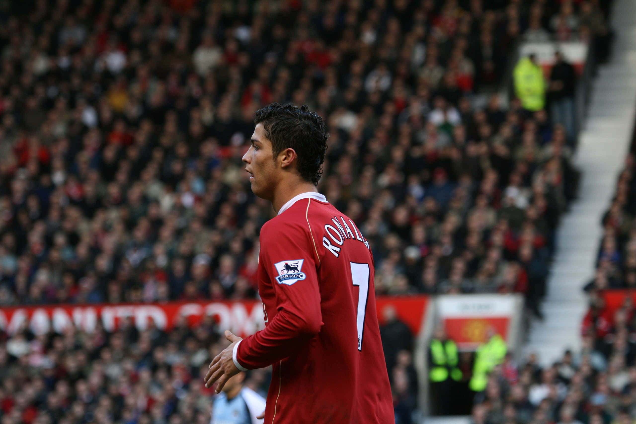 Cristiano Ronaldo 桌布 壁紙 — 基斯坦奴·朗拿度身穿紅色曼聯7號球衣，在日間比賽中站在球場上面對人群。