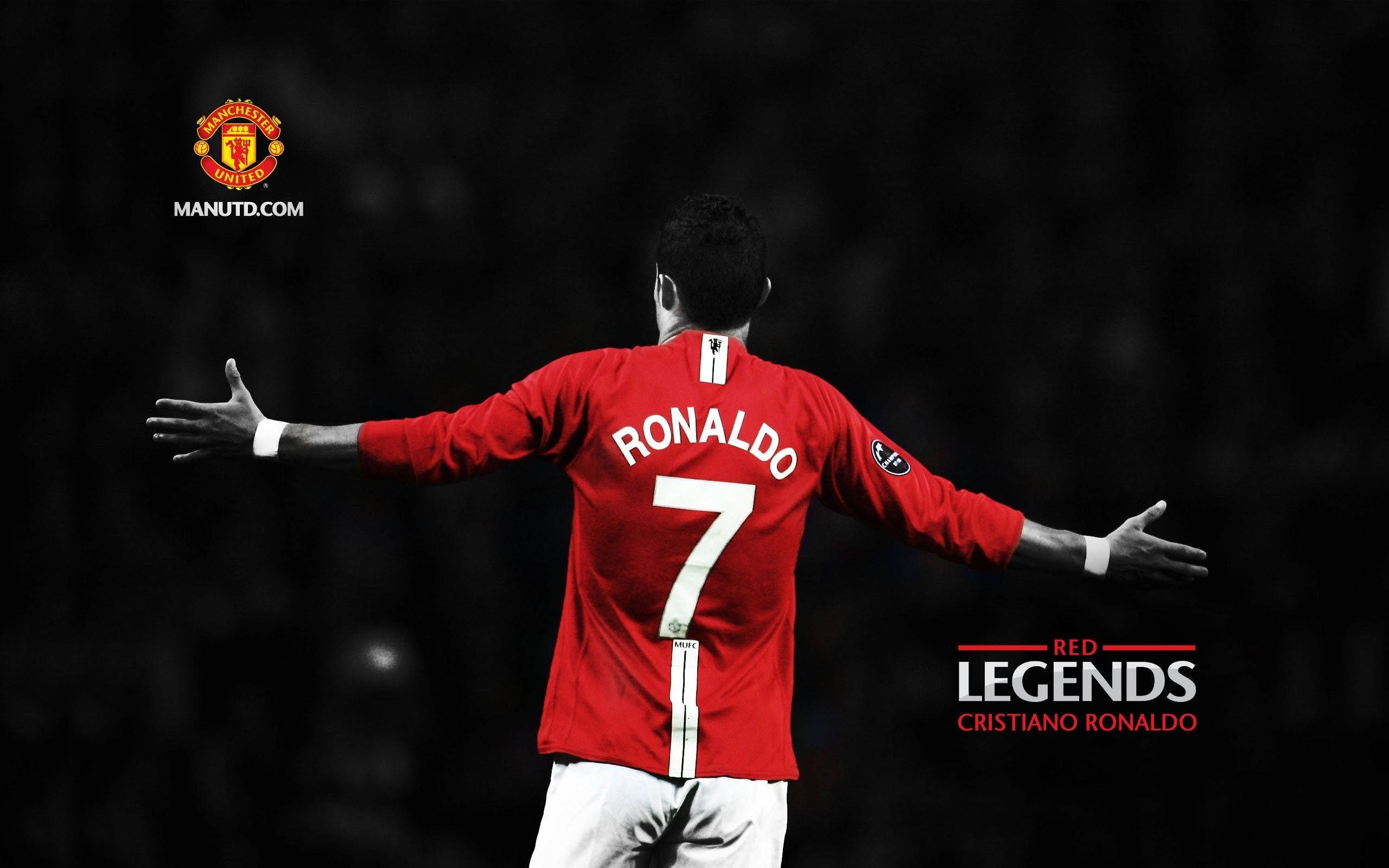 Ronaldo 桌布 壁紙 — 基斯坦奴·朗拿度身穿紅色曼聯球衣，雙臂張開，背景是黑暗模糊的球場。