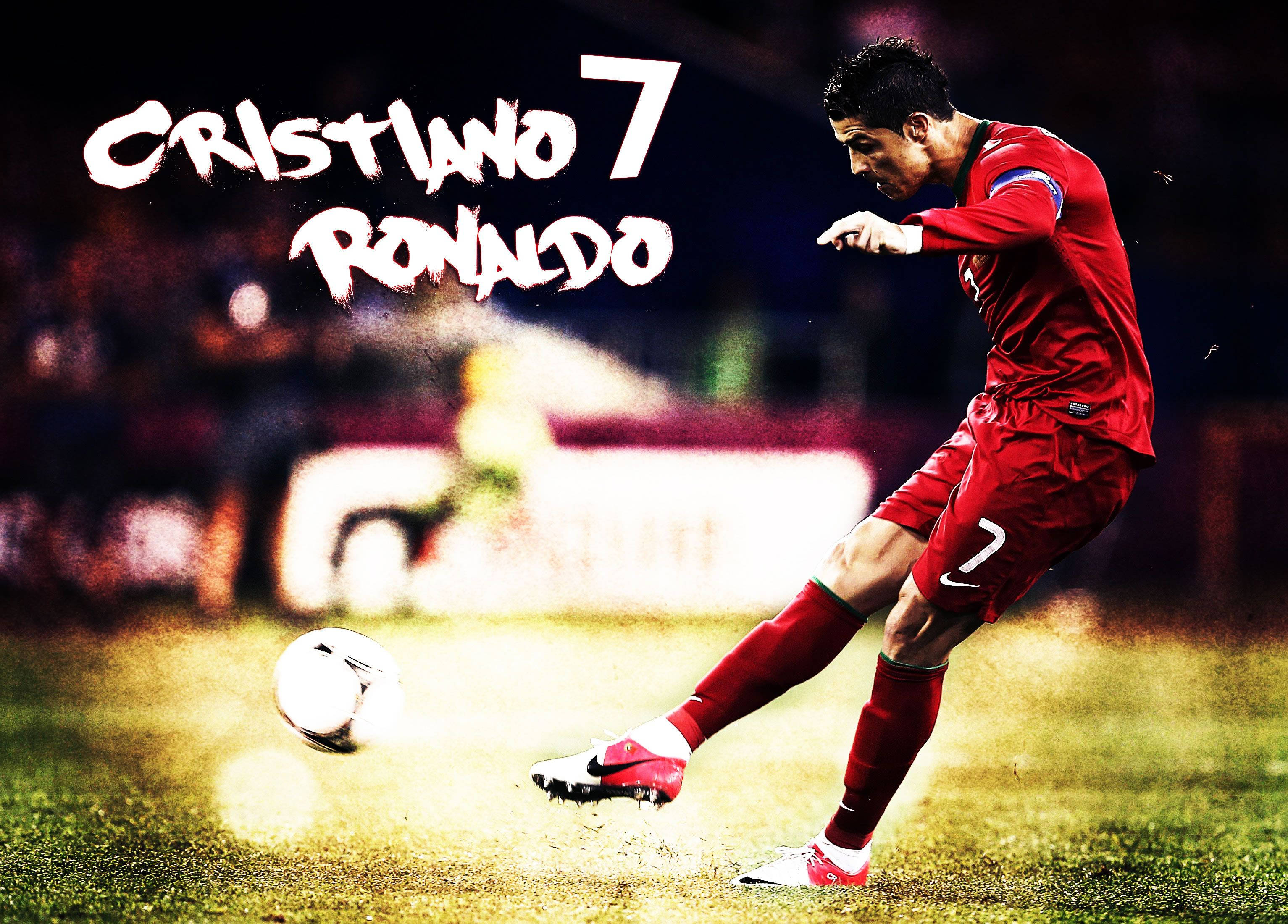 Cristiano Ronaldo 桌布 壁紙 — 基斯坦奴·朗拿度身穿紅色球衣，在球場燈光下於翠綠草地上踢足球。