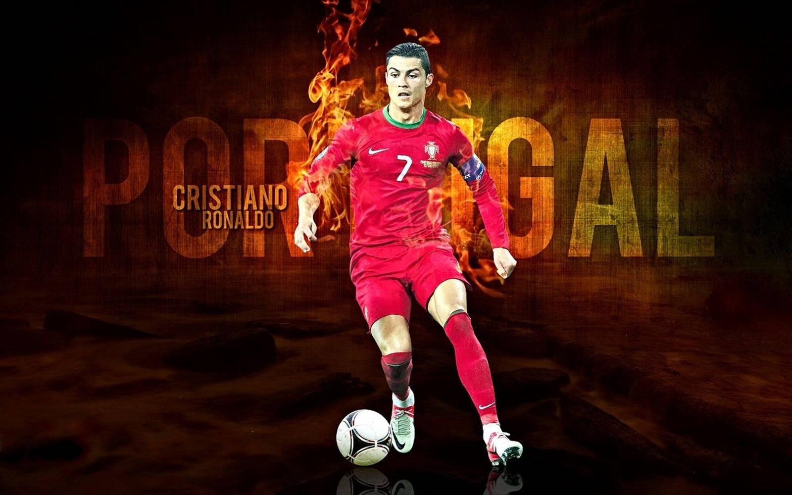 Cristiano Ronaldo 桌布 壁紙 — 基斯坦奴·朗拿度身穿葡萄牙紅色球衣，在深色紋理背景上盤球，足球被火焰包圍，並有粗體字 'PORTUGAL'。