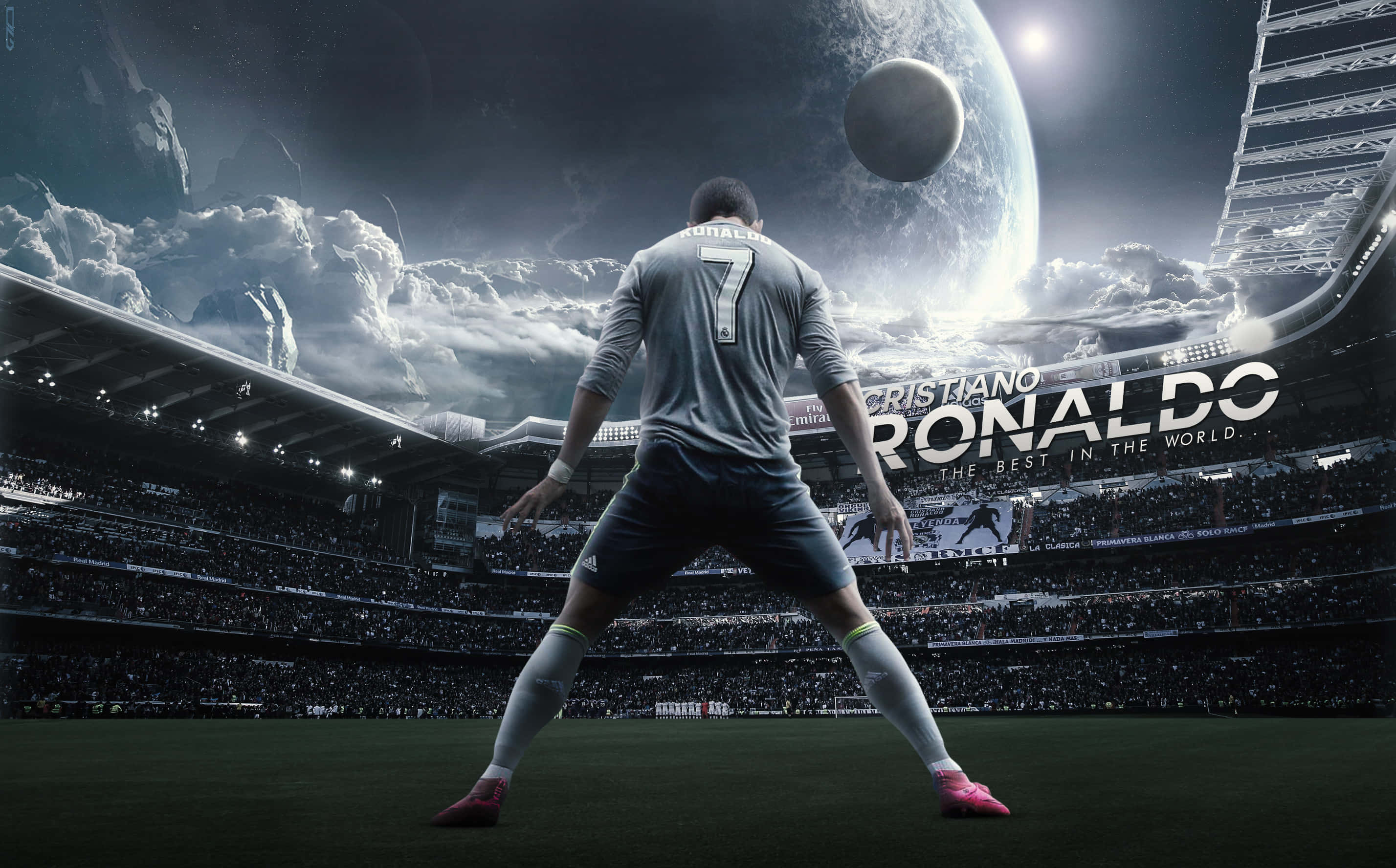 Cristiano Ronaldo 桌布 壁紙 — 基斯坦奴朗拿度在一個球場上，在宇宙天空下，一顆巨大行星懸掛在頭頂。