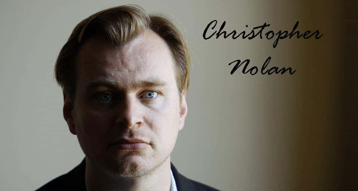 Christopher Nolan 桌布 壁紙 — 基斯杜化·路蘭的 close-up 肖像，藍色眼睛深邃，表情嚴肅，背景柔和模糊。