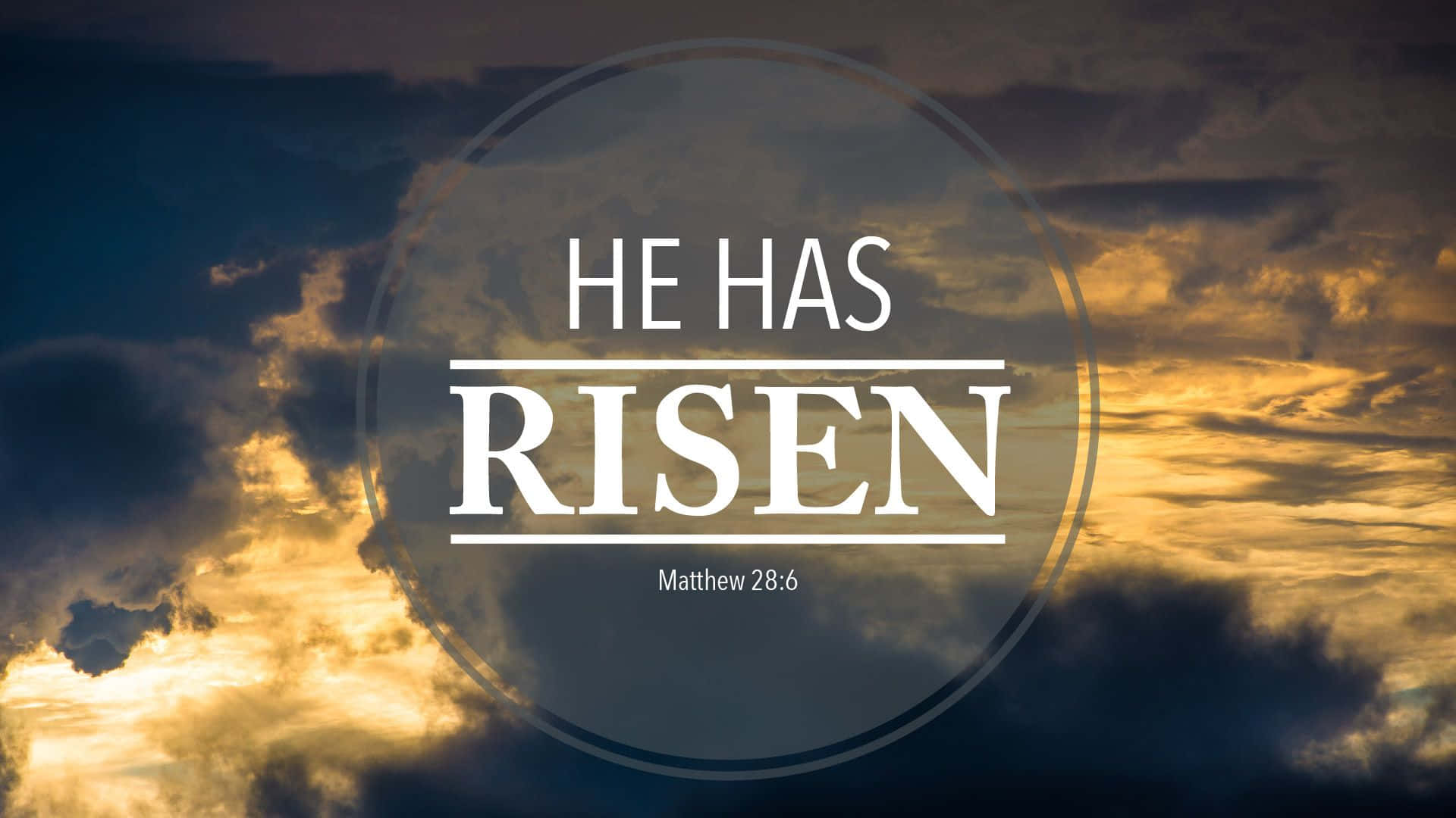 金色日落雲彩上的聖經經文「He Has Risen」。