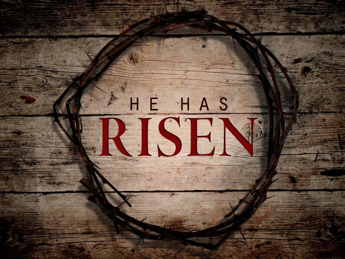 荊棘冠冕與文字「He Has Risen」在質樸的木頭上。