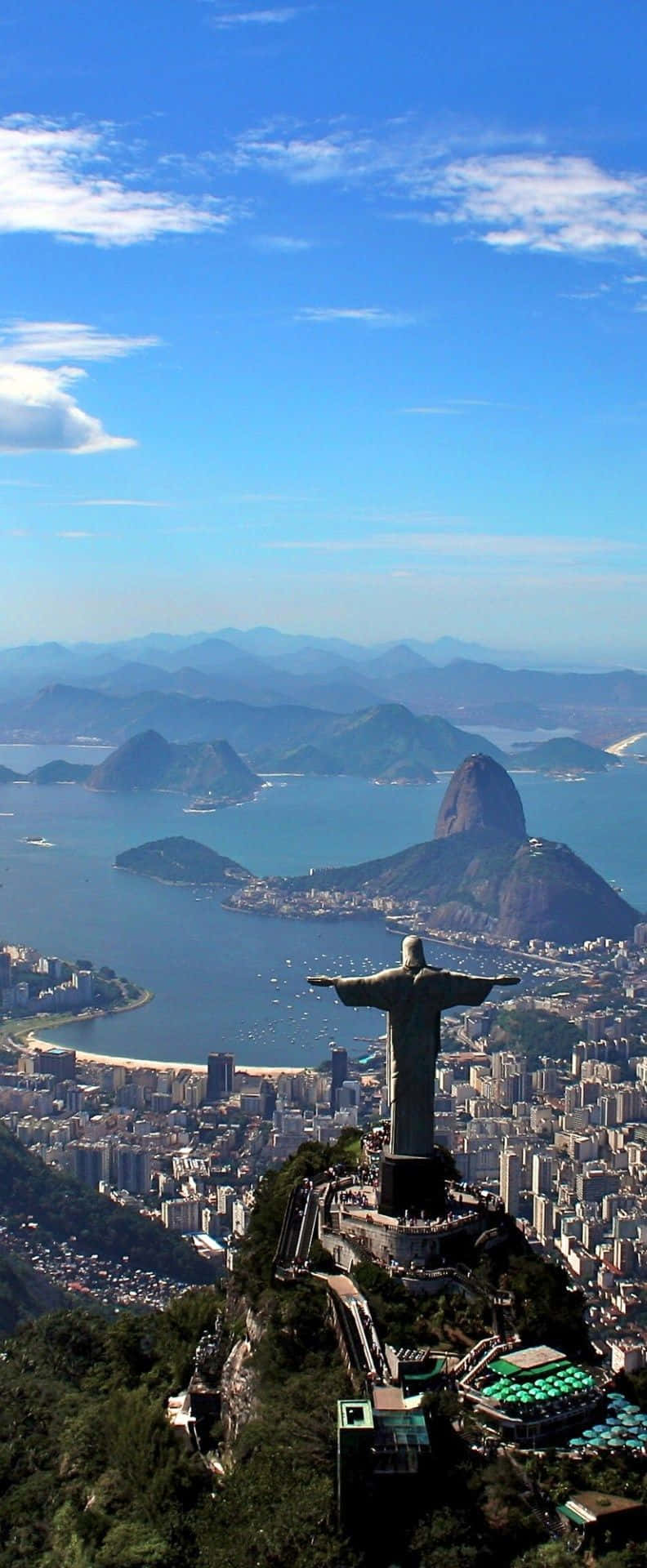 Brazil 桌布 壁紙 — 基督救世主雕像俯瞰著里約熱內盧，糖麵包山和瓜納巴拉灣在明亮的藍天下。