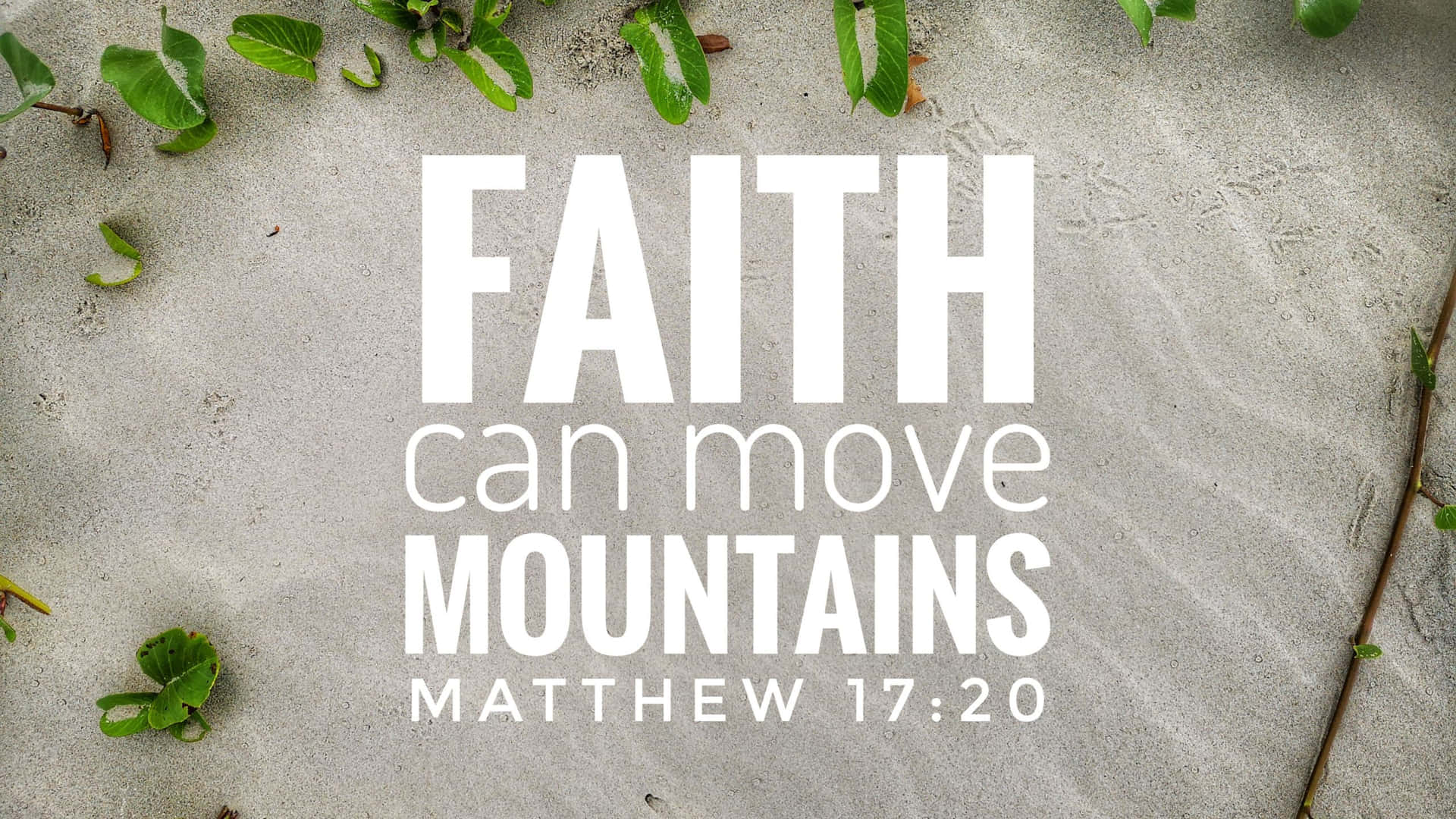 沙地上的Faith can move mountains文字與綠色葉子 — 聖經經文 壁紙