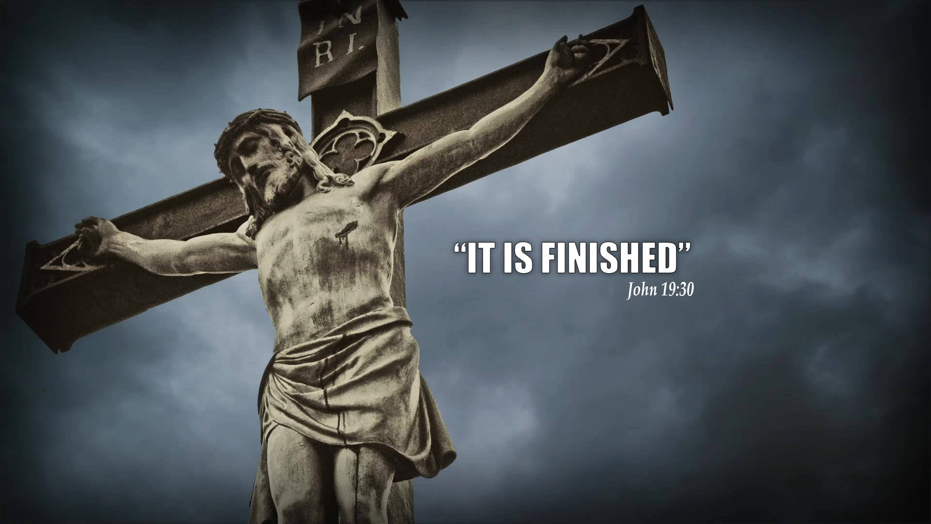 石製十字架像，帶有「IT IS FINISHED」文字，背景為烏雲。