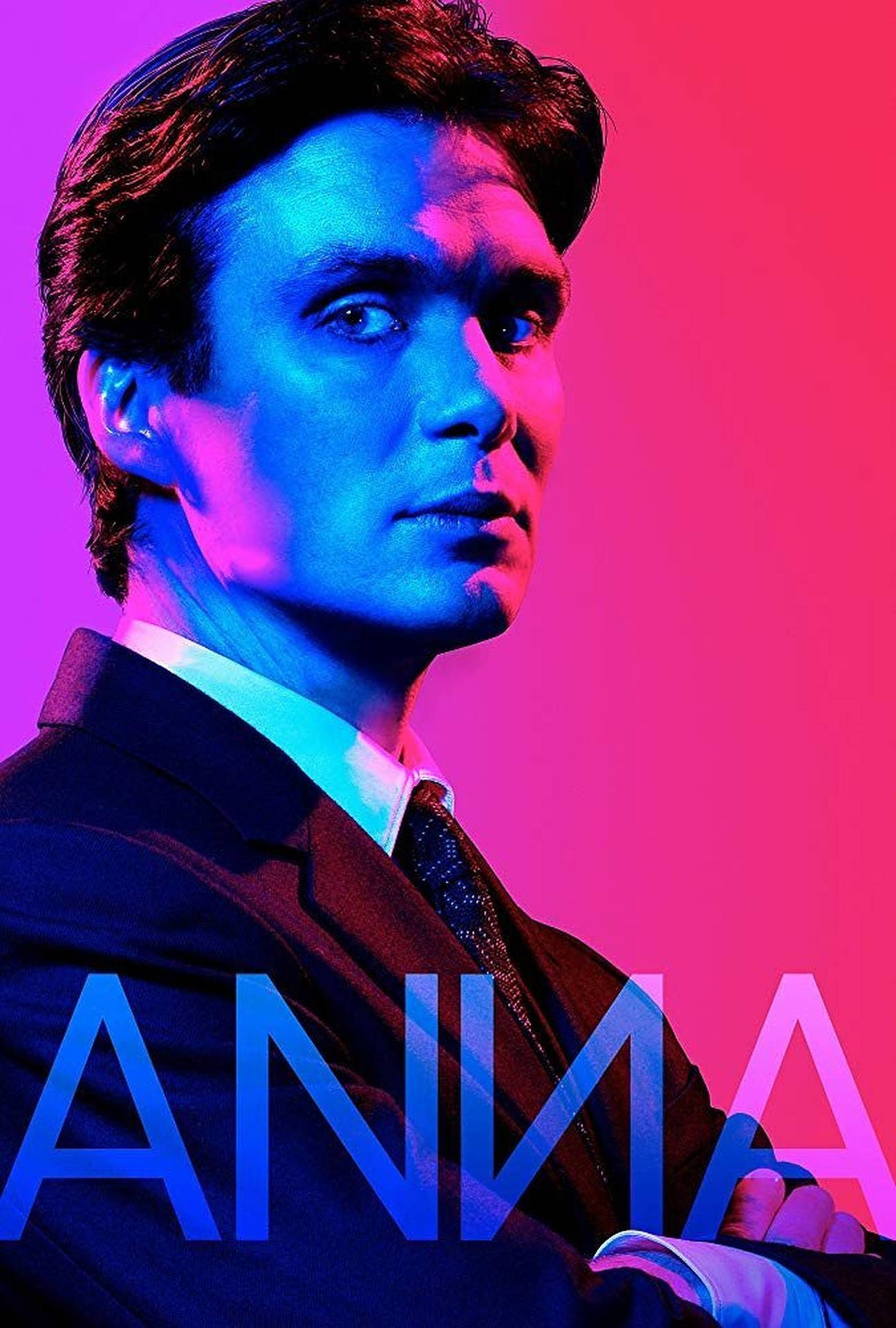 身穿西裝的男子在粉紅色和藍色霓虹燈下，帶有「ANNA」文字。