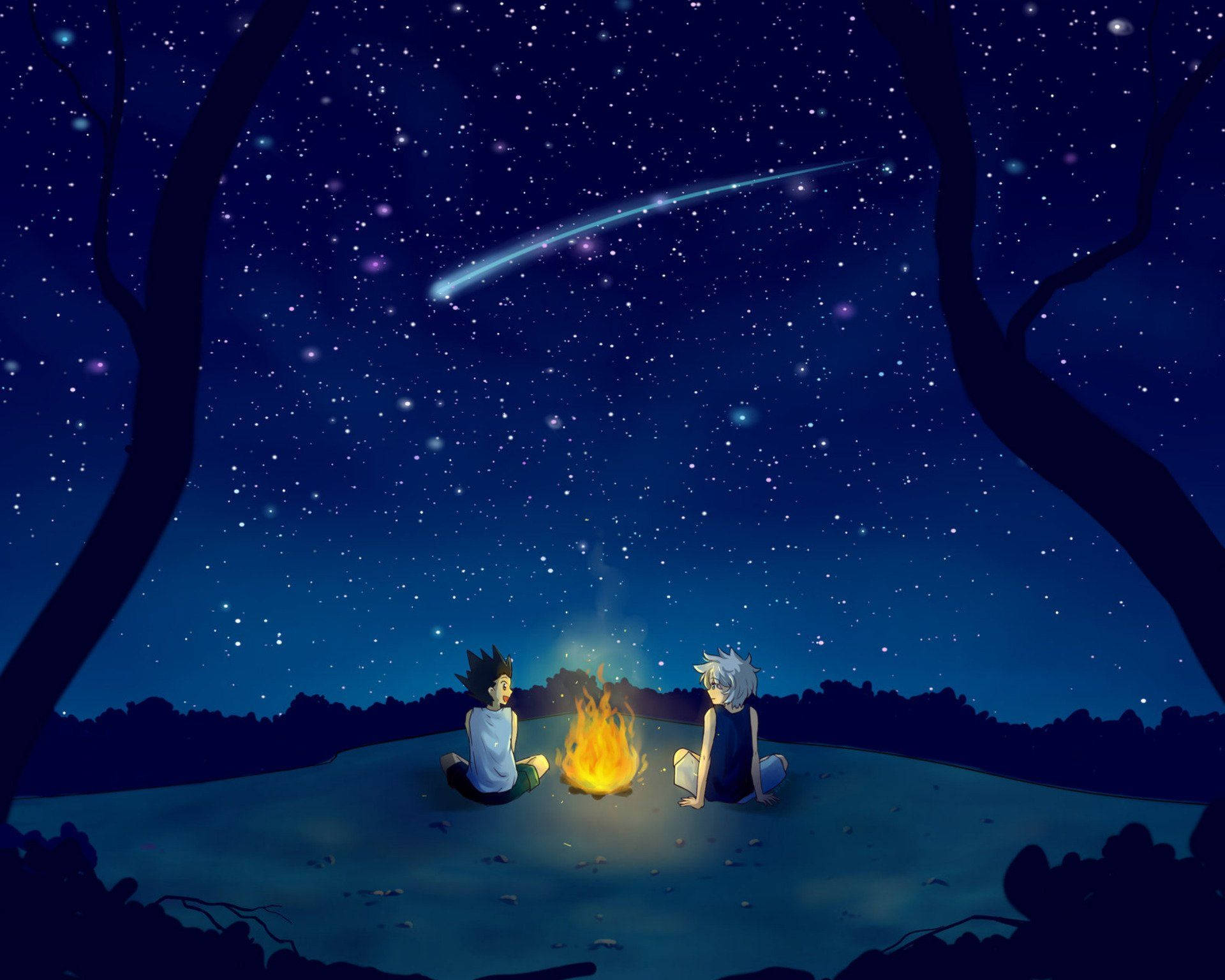兩個動漫角色坐在營火旁，在繁星點點的夜空下，有一顆流星。