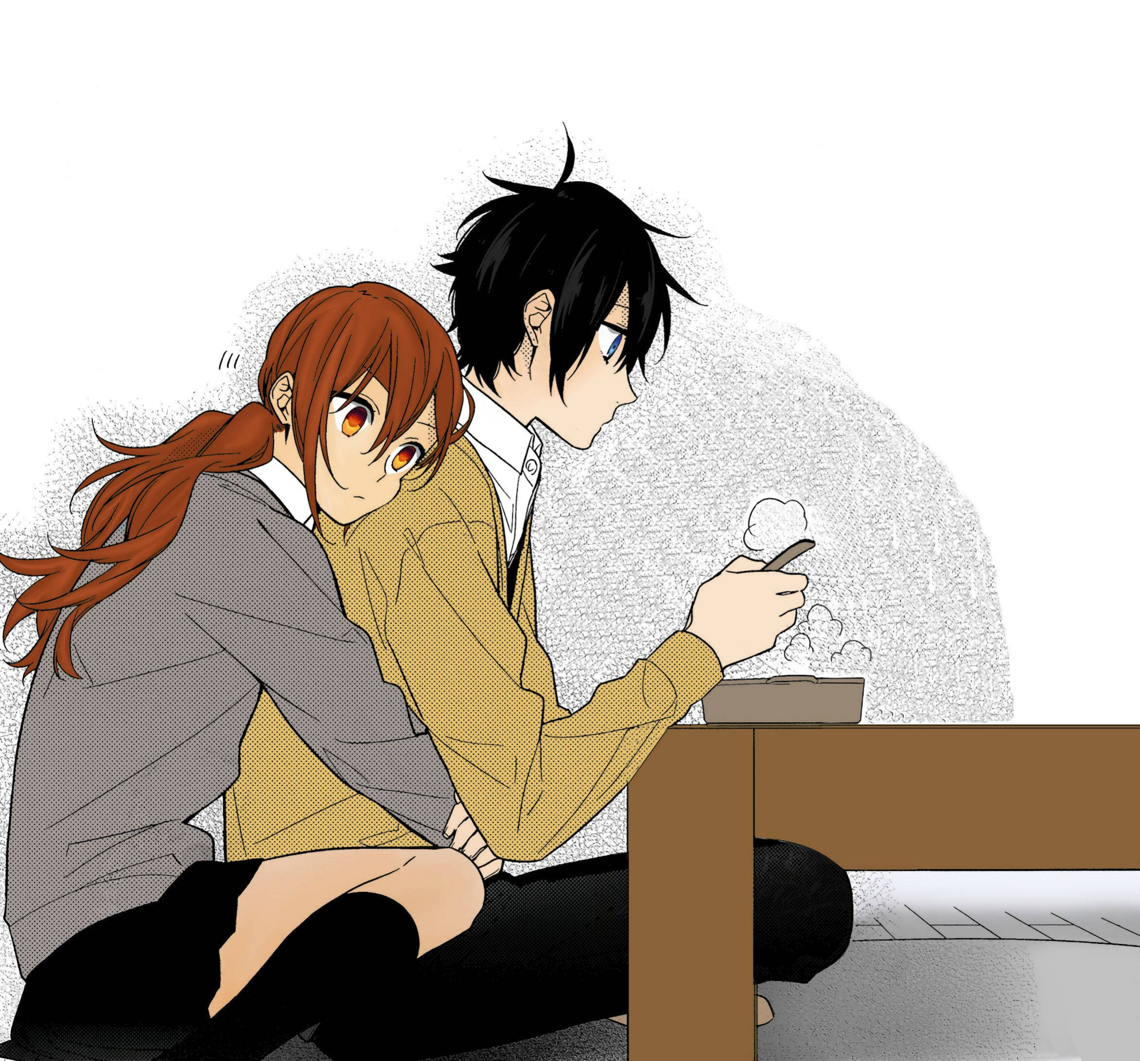 《堀與宮村》小桃擁抱泉 壁紙 — 一個紅髮女孩靠著一個穿黃色毛衣的男孩，他邊吃麵邊看手機。