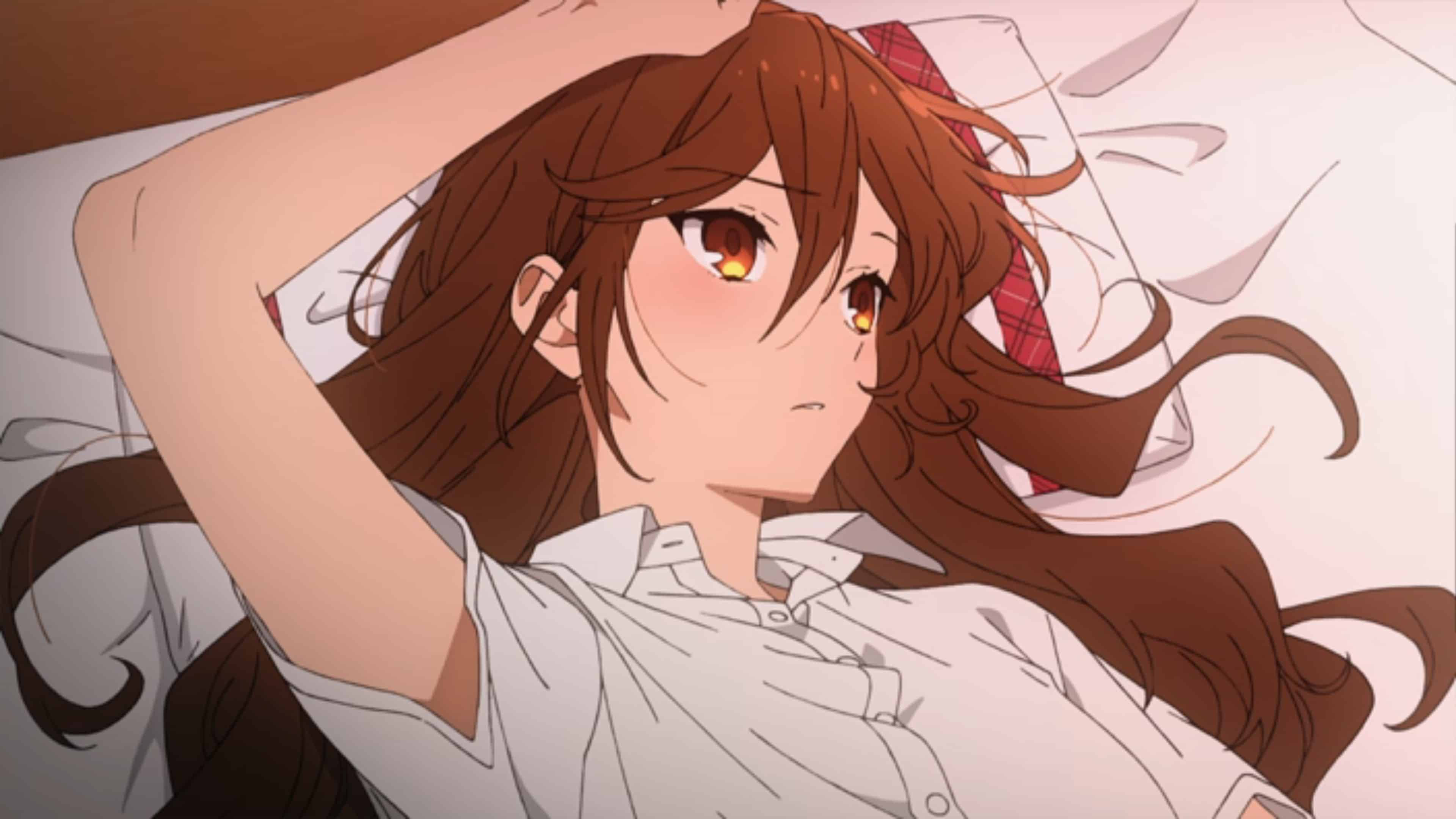 《堀與宮村》小桃獨處沉思 壁紙 — 一個年輕的動漫女孩，棕色頭髮，琥珀色眼睛，躺在床上伸展手臂，穿著白色襯衫和紅色格子頭帶。