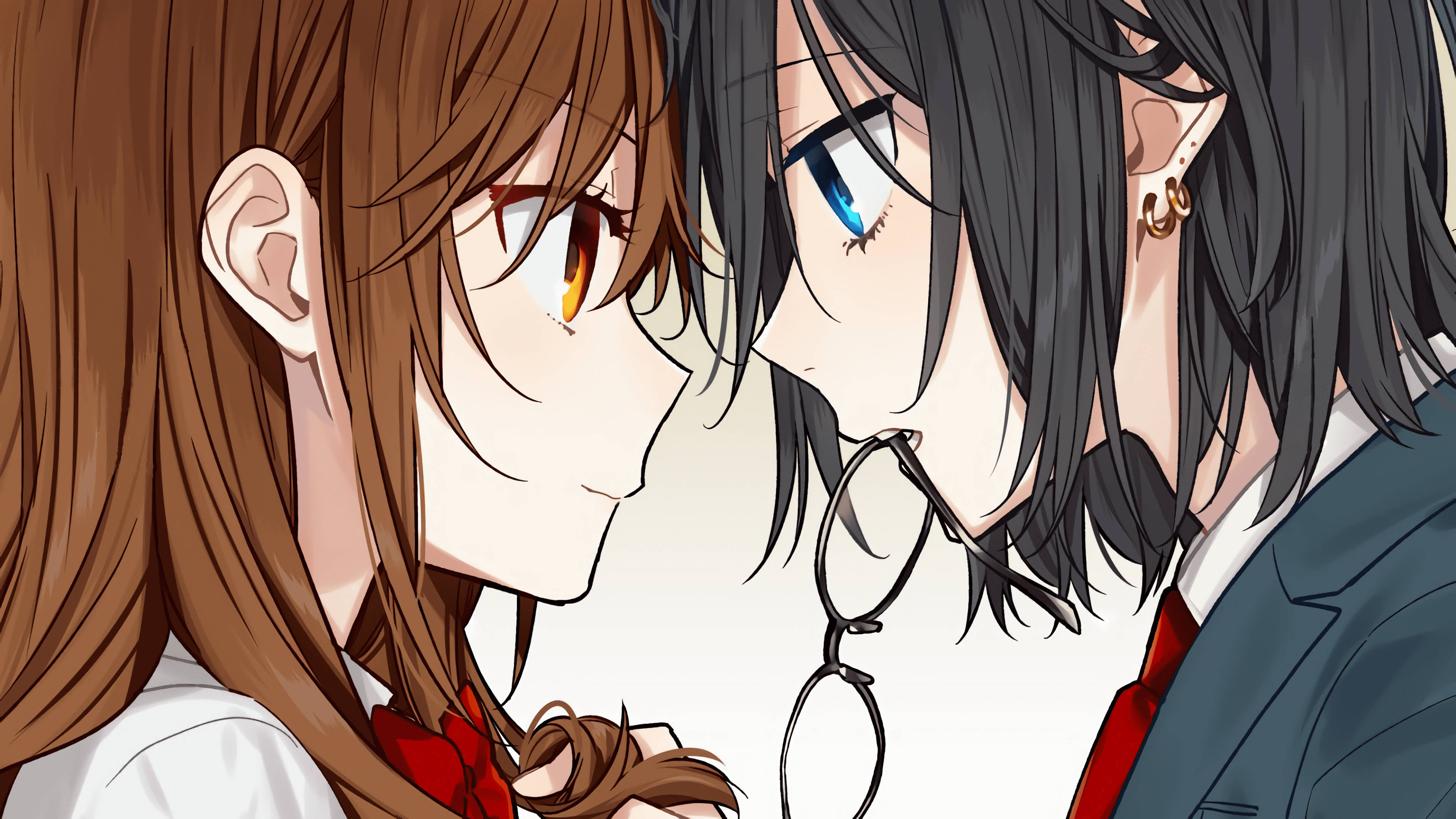 《堀與宮村》泉凝視小桃 壁紙 — 兩個穿著校服的動畫青少年在溫柔的時刻中靠近，眼神交織。