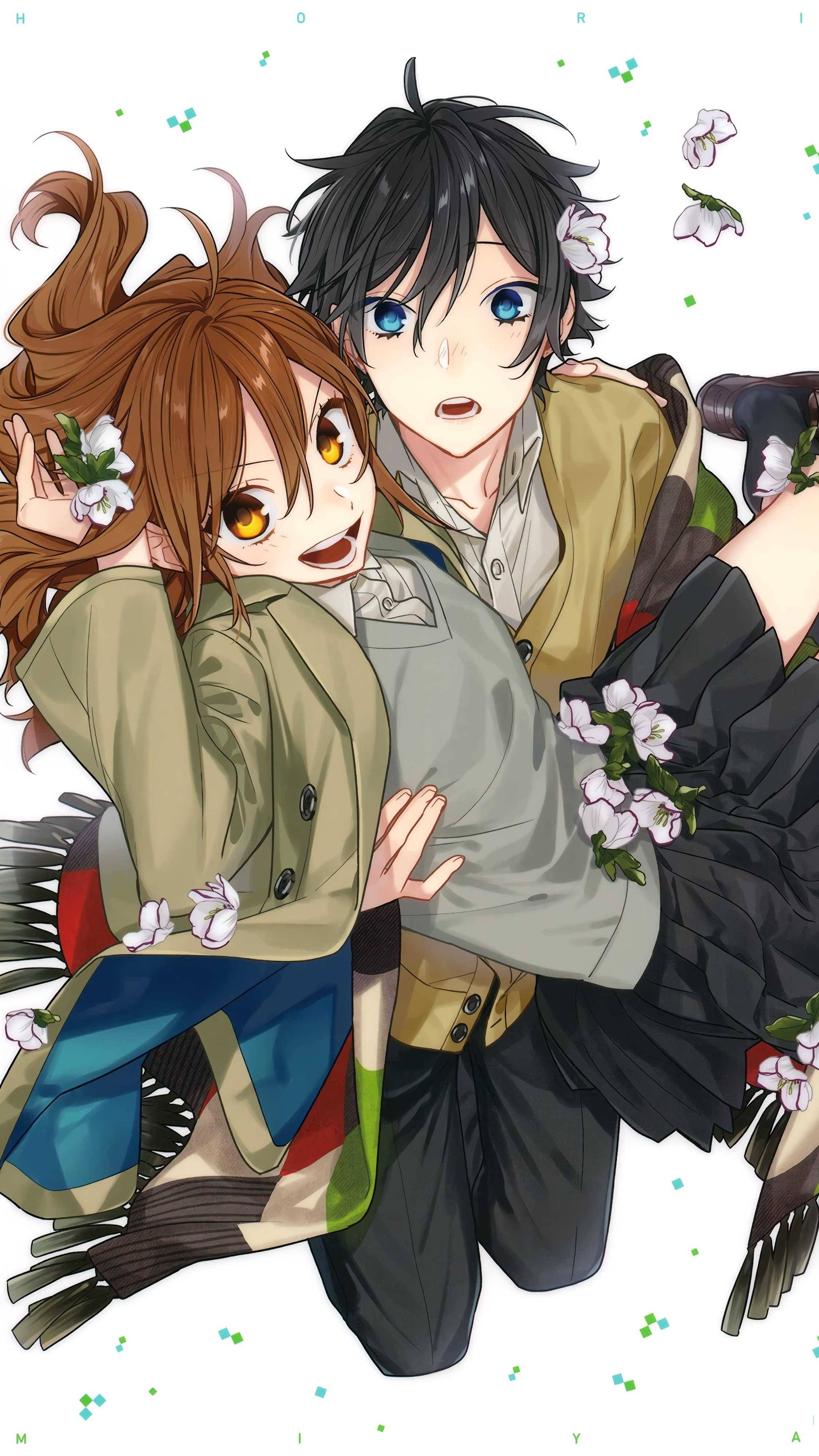 《堀與宮村》泉抱起小桃 壁紙 — 兩個動漫角色在飄落的櫻花中擁抱，帶著驚訝的表情和花卉裝飾。