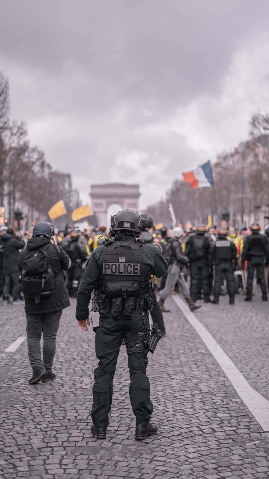 全副武裝的警察面對凱旋門附近的抗議人群。