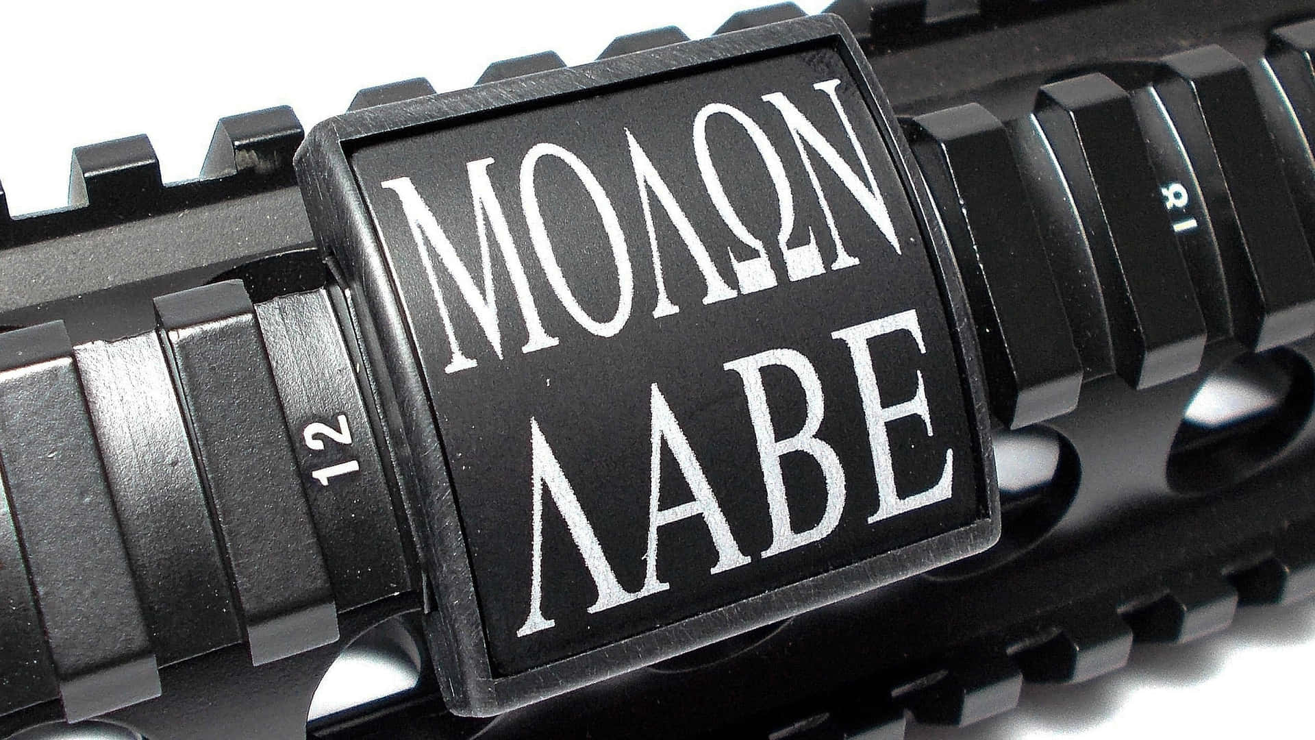 步槍導軌的特寫，上面有一塊寫著 Molon Labe 的牌子。