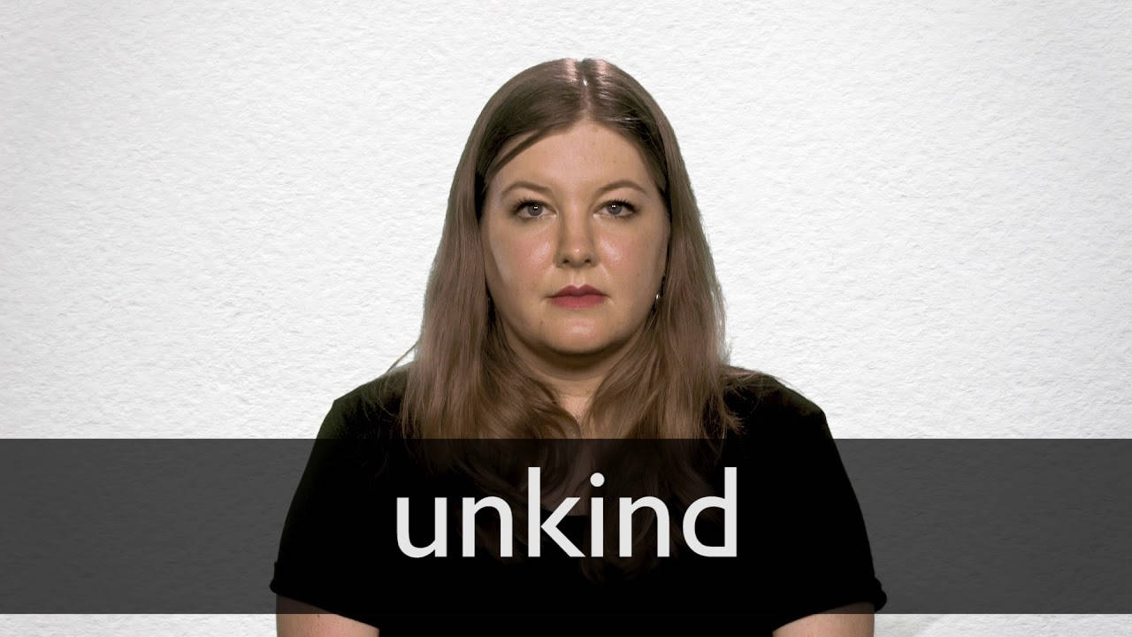 一位身穿黑色襯衫、胸前有「unkind」字樣的女性。