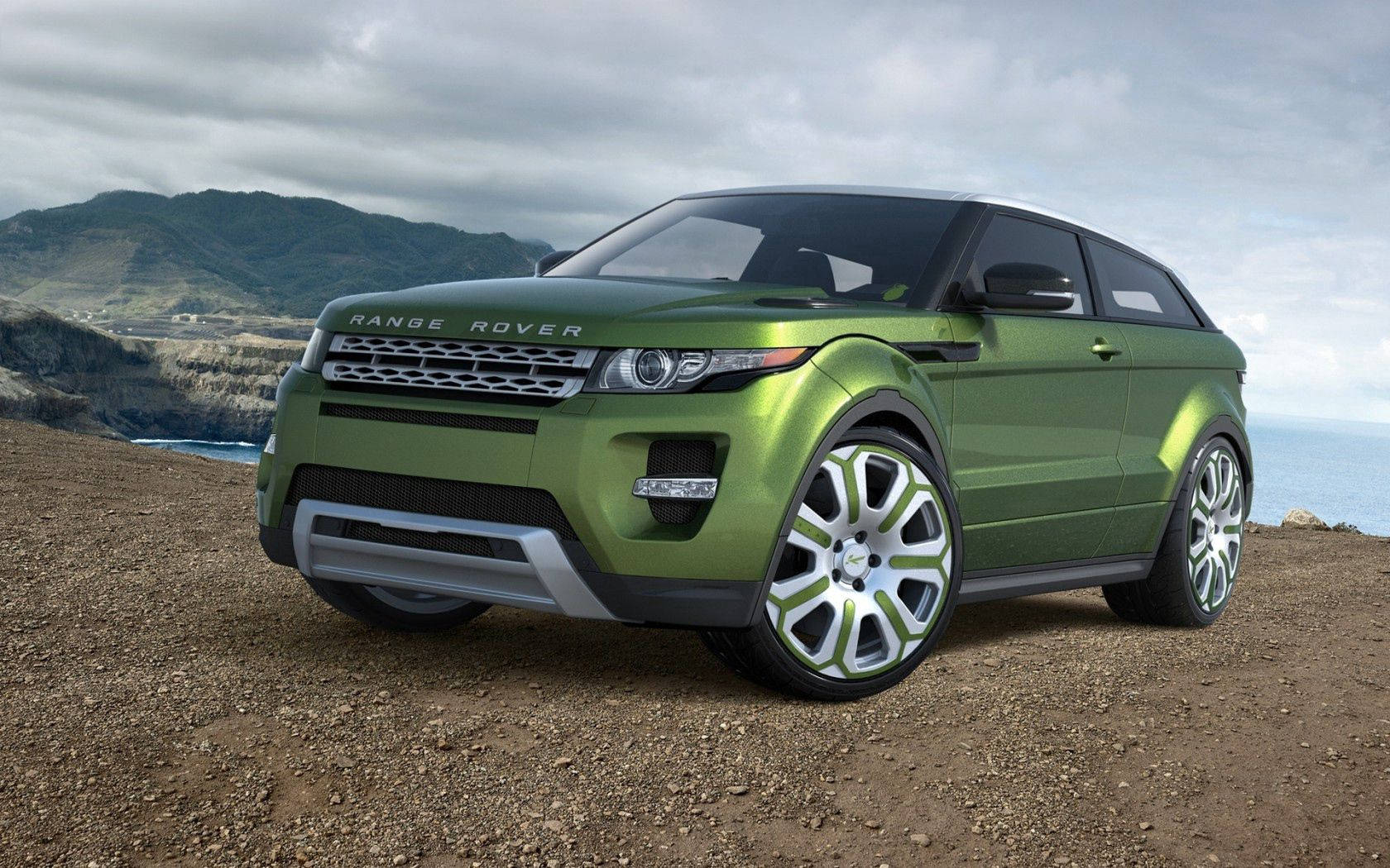 綠色Range Rover Evoque概念車喺懸崖上俯瞰海洋