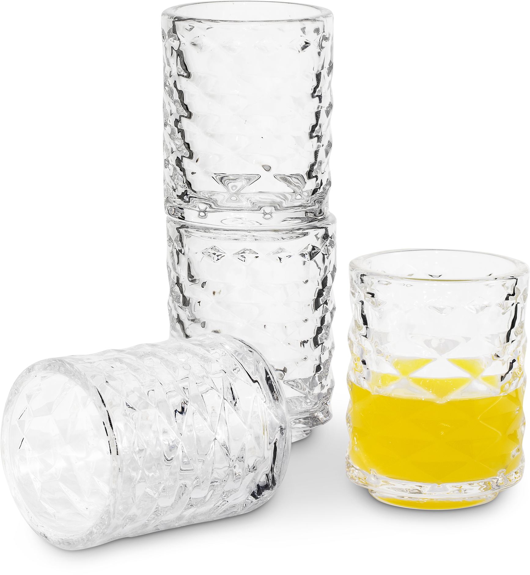 堆疊水晶杯含黃色液體 壁紙 — 四個帶紋理的玻璃杯，一個傾倒，一個裝滿黃色液體，背景為鮮明的黑色。