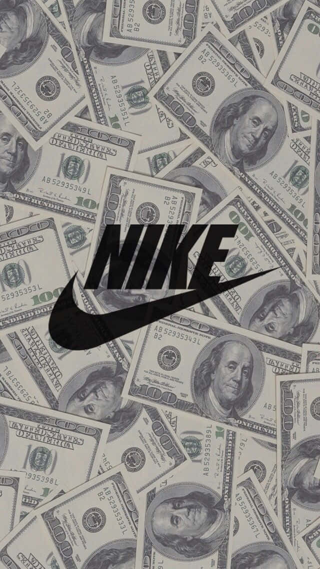 Nike標誌在散落的百元美鈔上。
