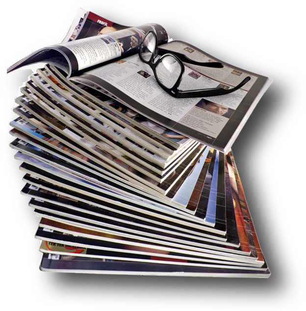 堆疊雜誌配眼鏡 壁紙 — 一堆打開的報紙，上面放著黑框眼鏡，背景是純白色。