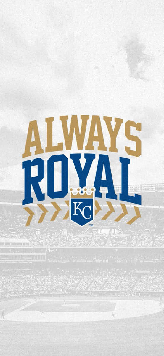 堪薩斯城皇家隊為比賽做準備 壁紙 — 金色和藍色的粗體「ALWAYS ROYAL」文字主導了褪色的棒球場背景。