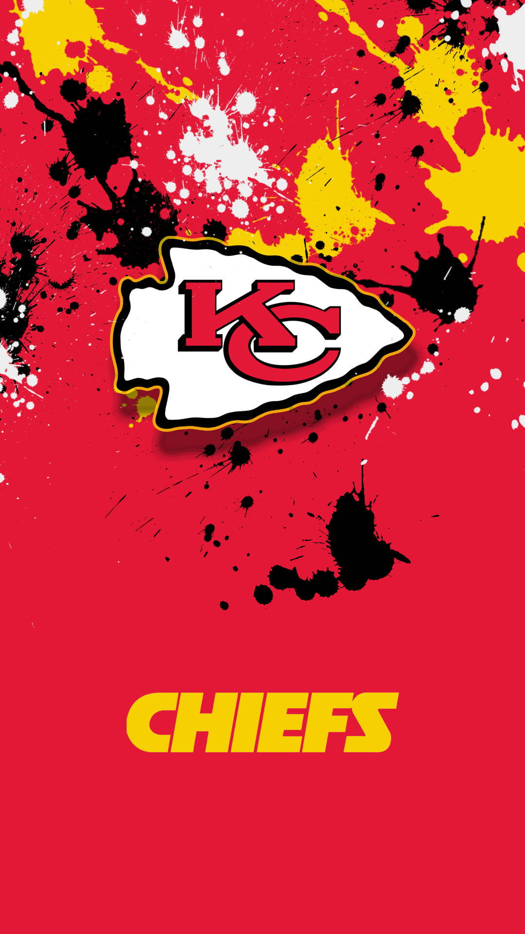 堪薩斯城酋長隊 NFL 隊標 壁紙 — 大膽的紅色背景，黑色和黃色的油漆飛濺，框住了堪薩斯城酋長隊的標誌和球隊名稱，色彩鮮豔。