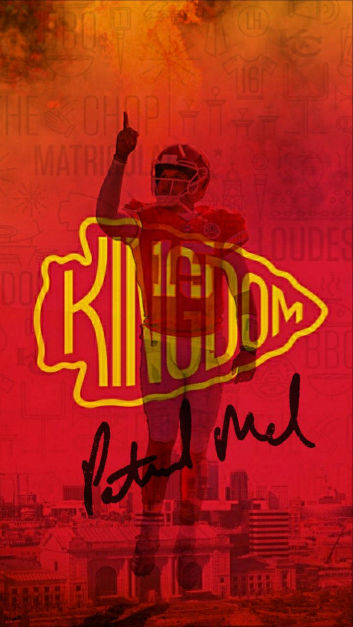 身穿紅色裝備的足球員，帶有「Kingdom」標誌和簽名，背景為城市天際線。