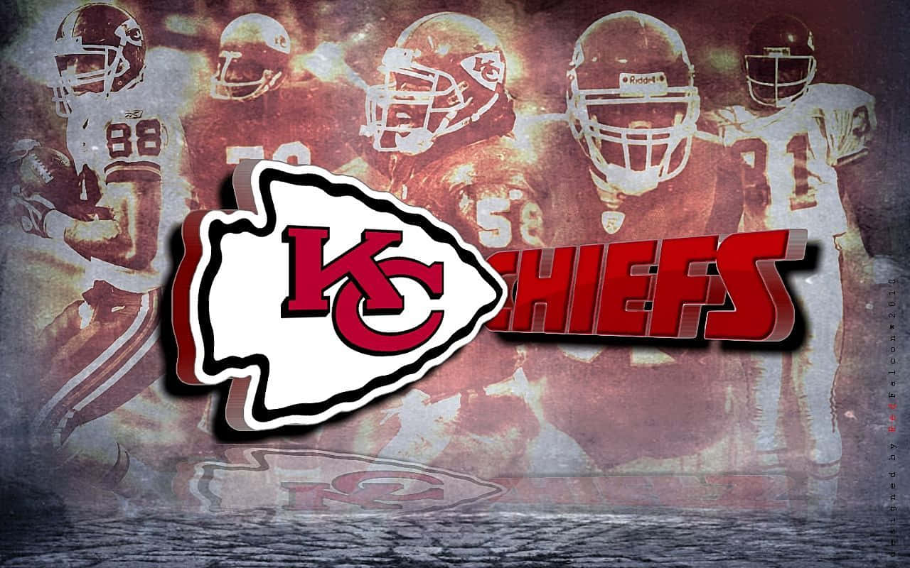 Kansas City Chiefs 桌布 壁紙 — 堪薩斯城酋長隊的足球運動員戴著頭盔和穿著制服，在紋理背景上淡出於球隊大膽的紅白標誌之後。