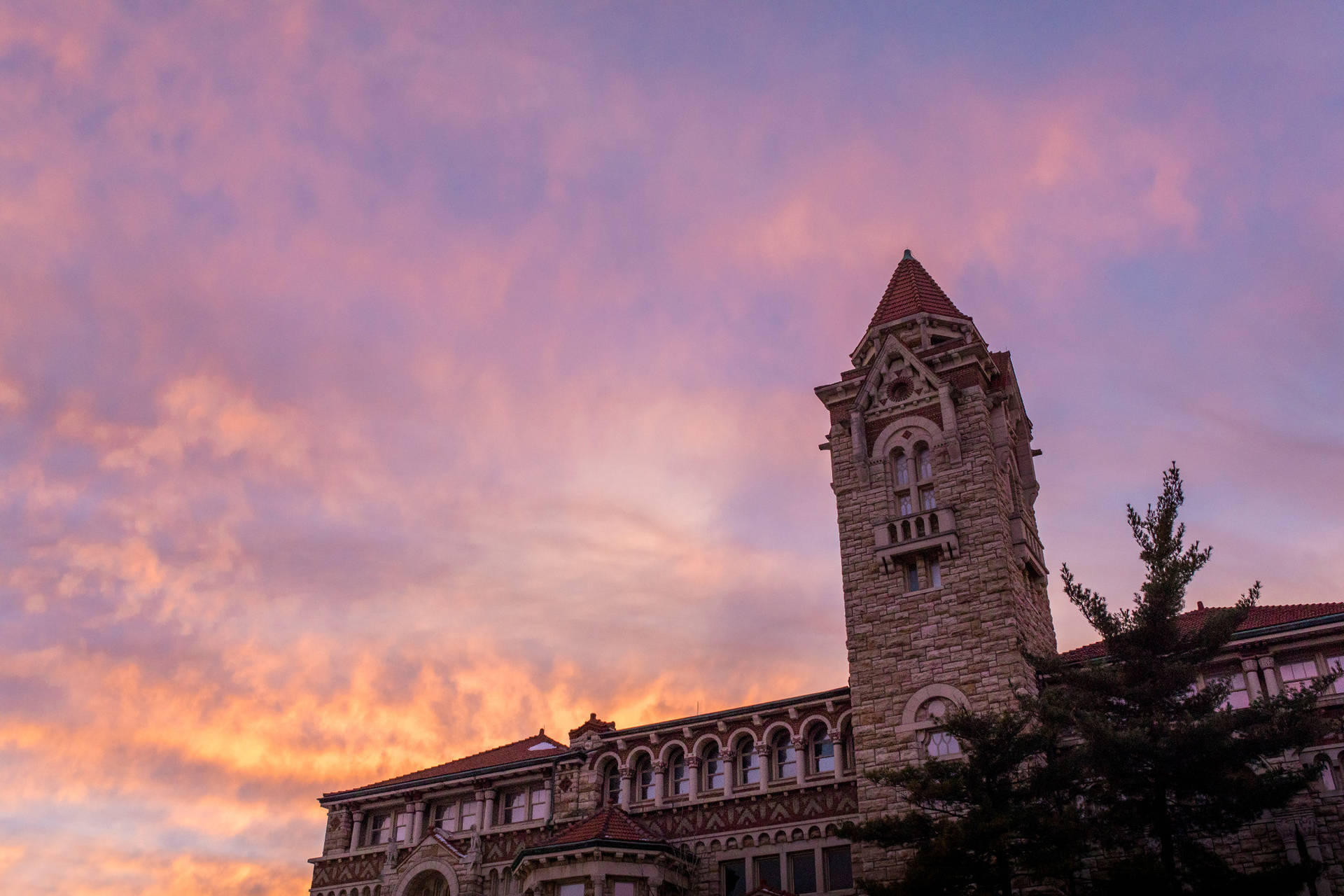 歷史悠久的石造建築，帶有鐘樓，在日落時分