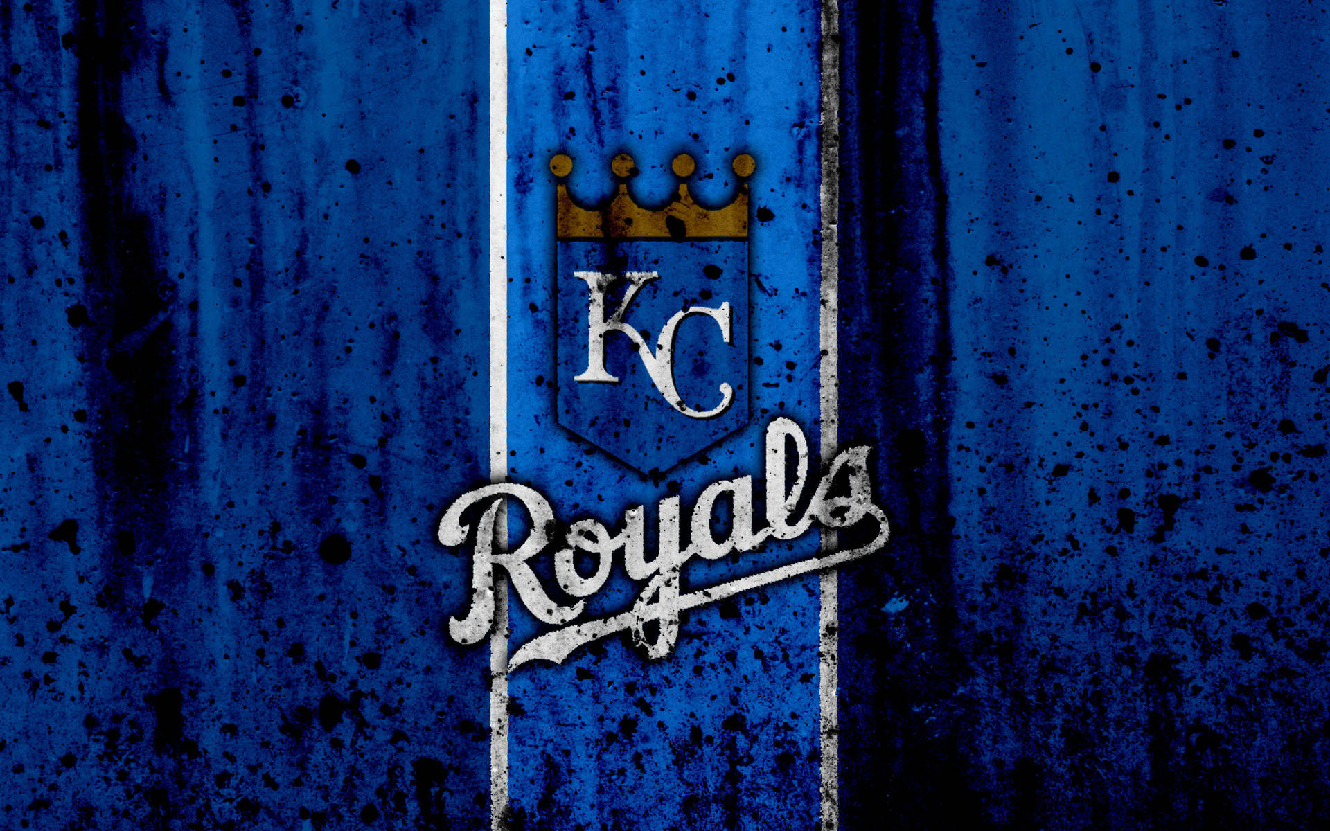 KC Royals 棒球隊標誌在破舊的藍色牆壁上，帶有白色條紋和黑色濺點。