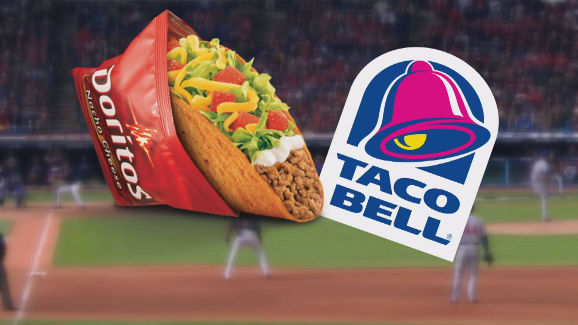 塔可鐘與多力多滋 壁紙 — 一袋Doritos Nacho Cheese在模糊的棒球場上方的Taco Bell標誌旁邊變成一個豐富的墨西哥卷餅。