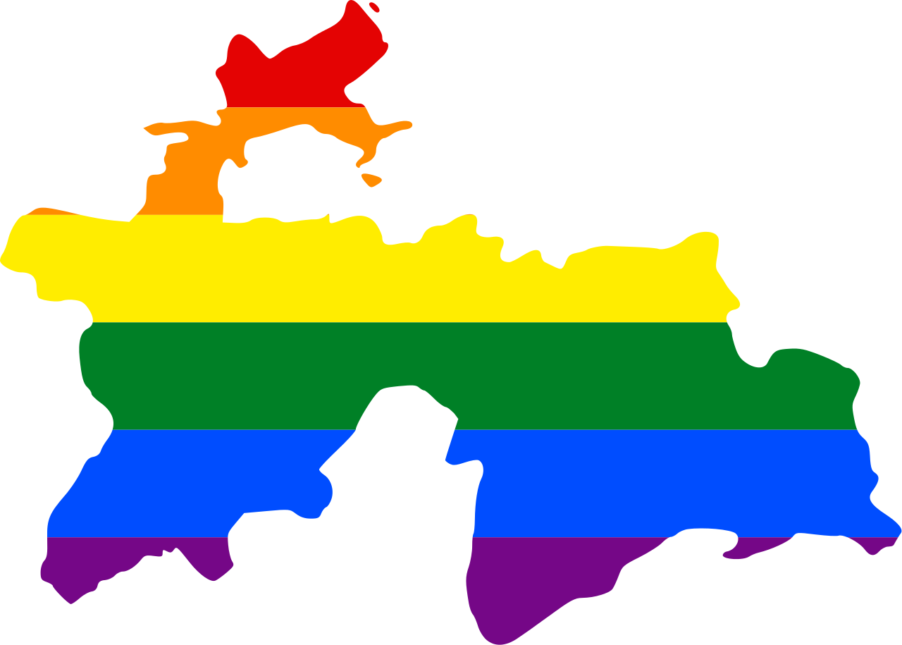 塔吉克斯坦地圖彩虹色 壁紙 — 一個大膽的烏克蘭輪廓，在黑色背景上充滿了橫向彩虹條紋。