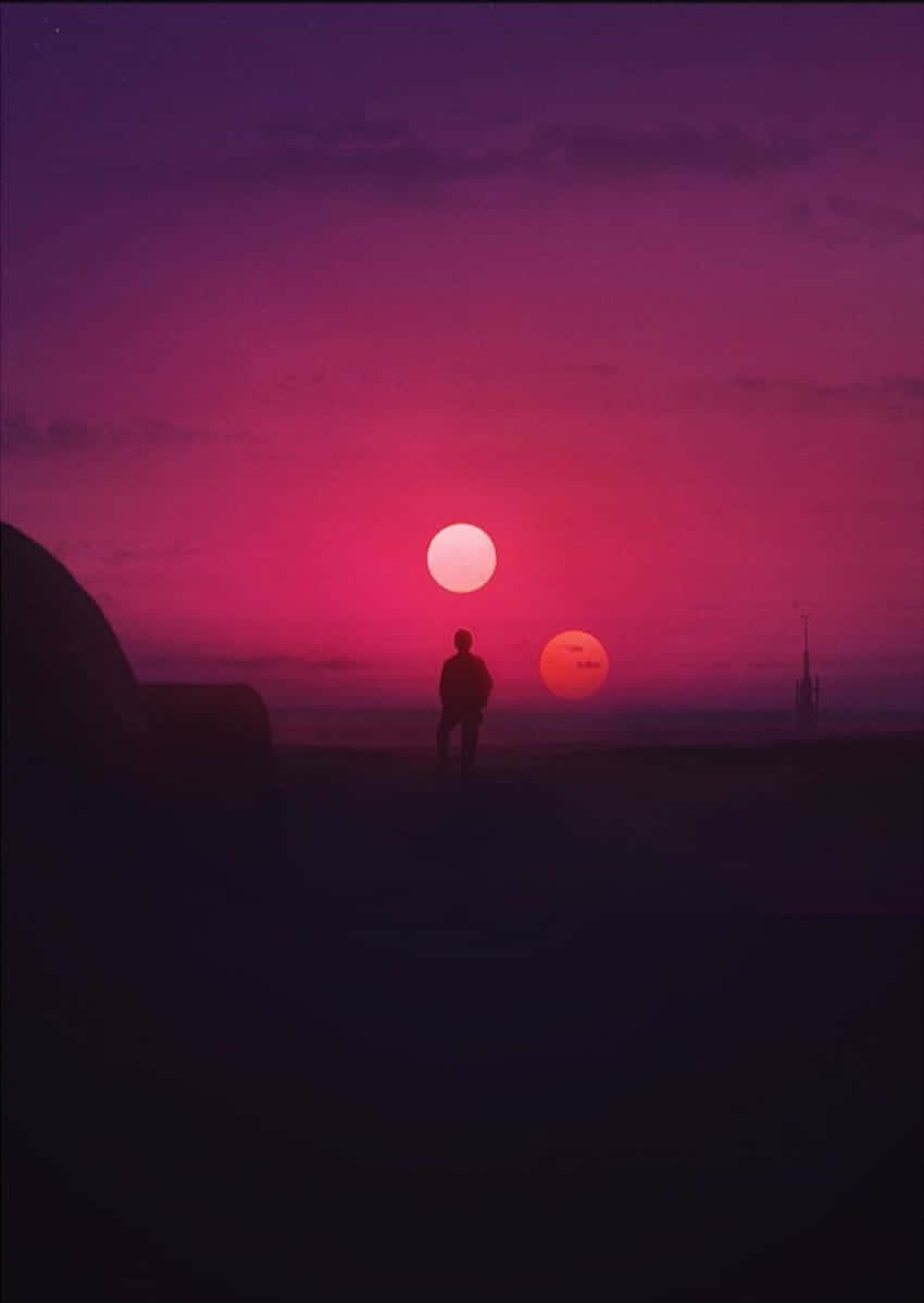 塔圖因背景中的人影 壁紙 — 一個孤獨的身影站在貧瘠的景觀上，凝視著兩個發光的太陽在超現實的洋紅色天空中落下。