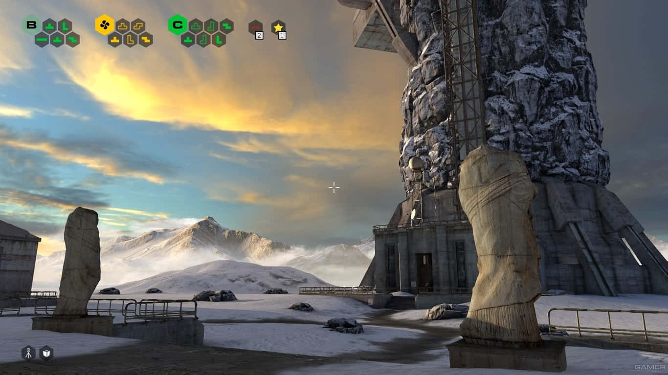 《塔洛斯的原則》遊戲中的神秘風景 壁紙 — 白雪覆蓋的山景，古老石像與巨大工業建築在金色日落天空下。
