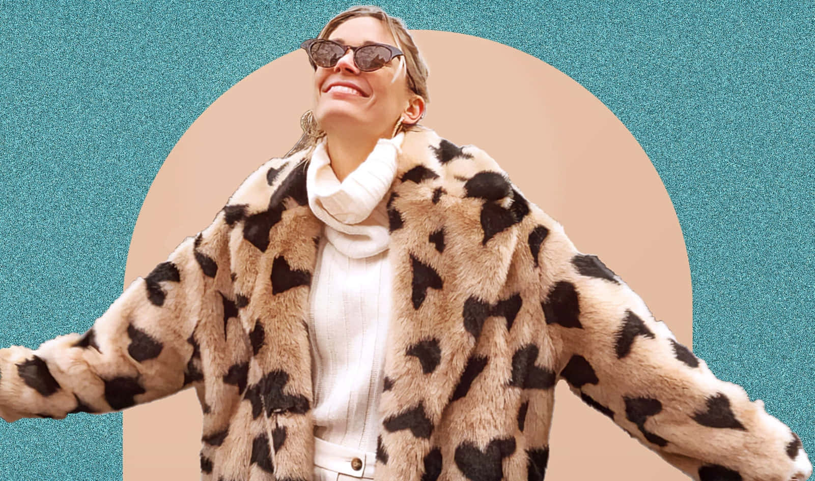 身穿豹紋外套和太陽眼鏡的女性張開雙臂微笑。
