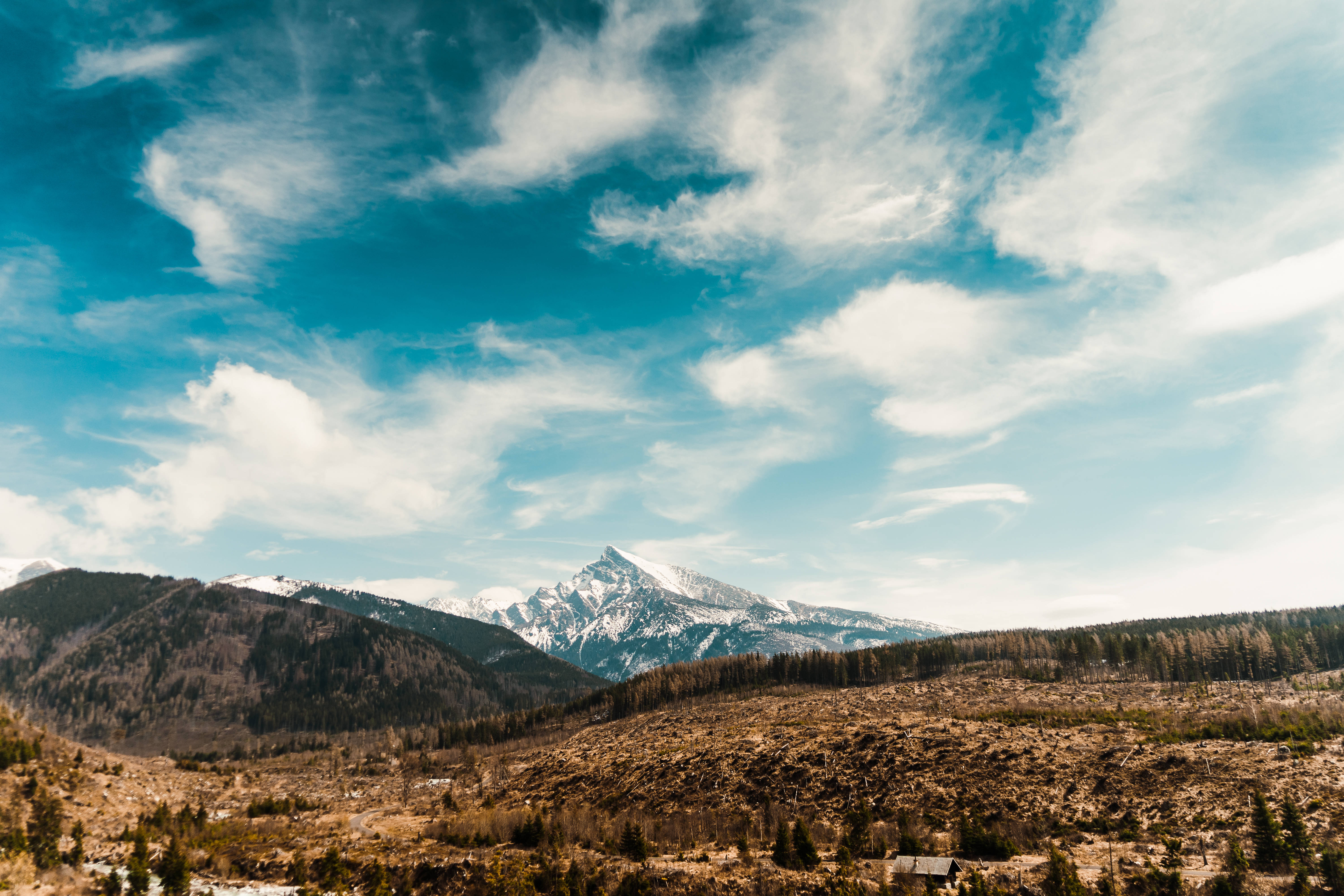 塔特拉山風景高質桌面壁紙 壁紙 — 白雪覆蓋的山峰在藍天白雲下巍峨聳立。