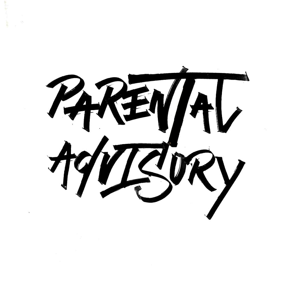 白色背景上以粗黑筆觸字體顯示的Parental Advisory警告標籤