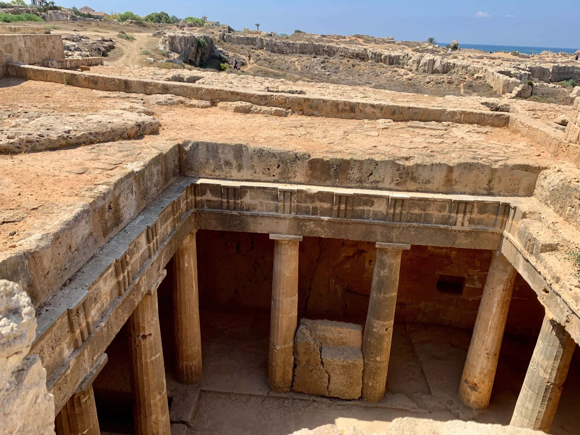 古代石頭遺跡，有柱子俯瞰大海，在明媚陽光下。