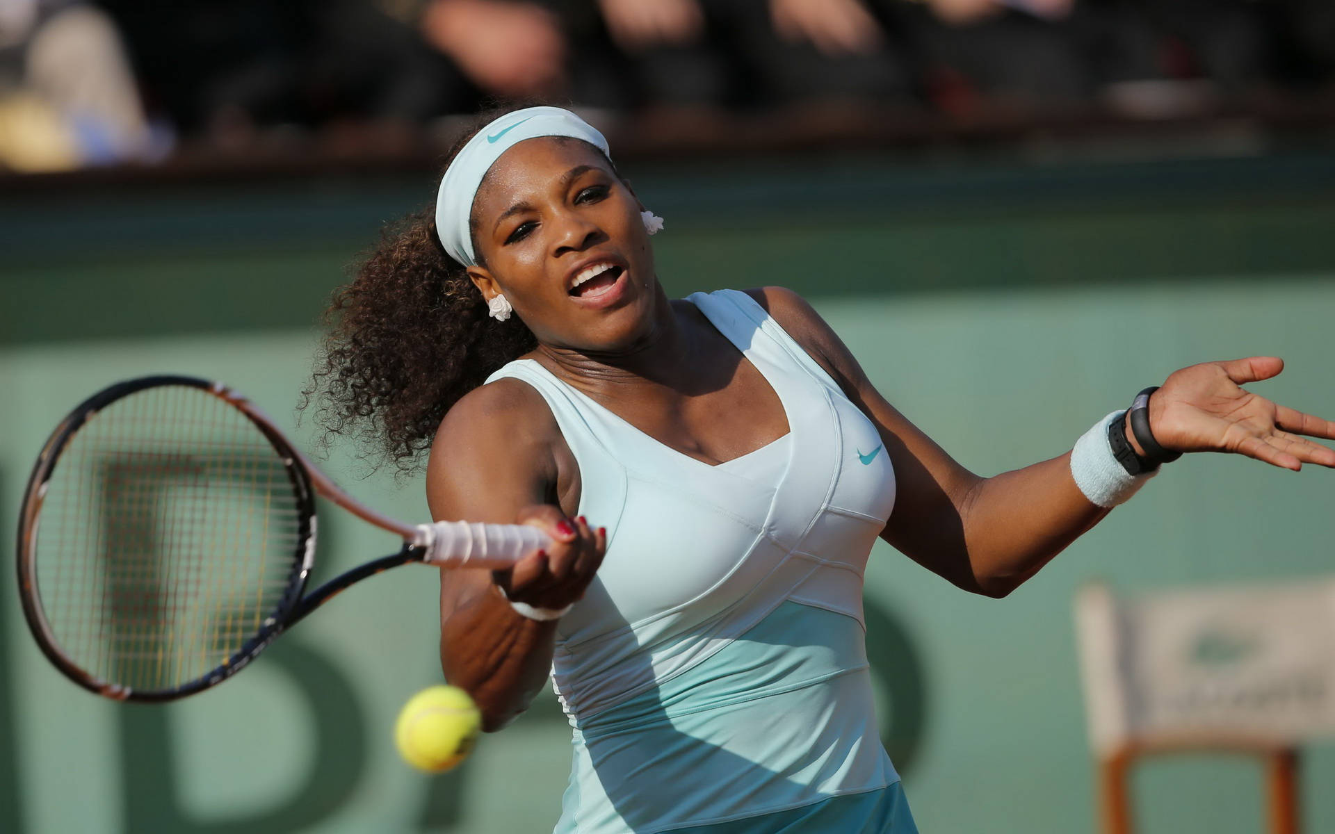 塞雷娜·威廉姆斯比賽瞬間 壁紙 — 莎蓮娜·威廉絲在泥地球場上以強烈的專注力和運動員的優雅姿態，在明亮的日光下打出正手擊球。