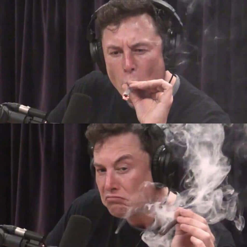 填空 壁紙 — 伊隆·馬斯克戴著耳機，在黑暗窗簾背景前對著麥克風抽煙。