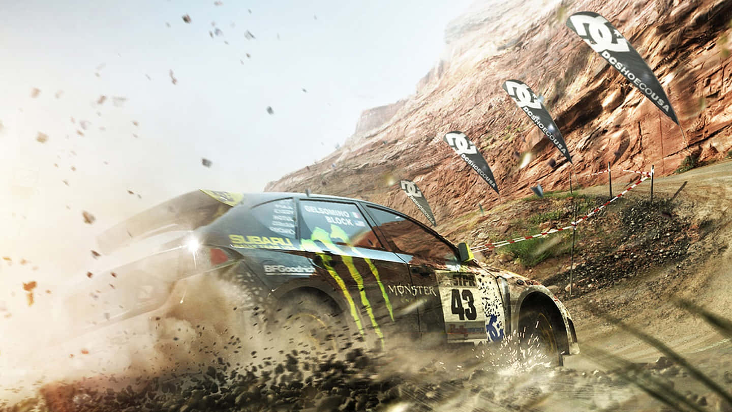 塵土飛揚的1440p《Dirt Showdown》背景 壁紙 — 一輛拉力賽車在崎嶇的峽谷賽道上疾馳，揚起泥土和水花，品牌旗幟飛揚。