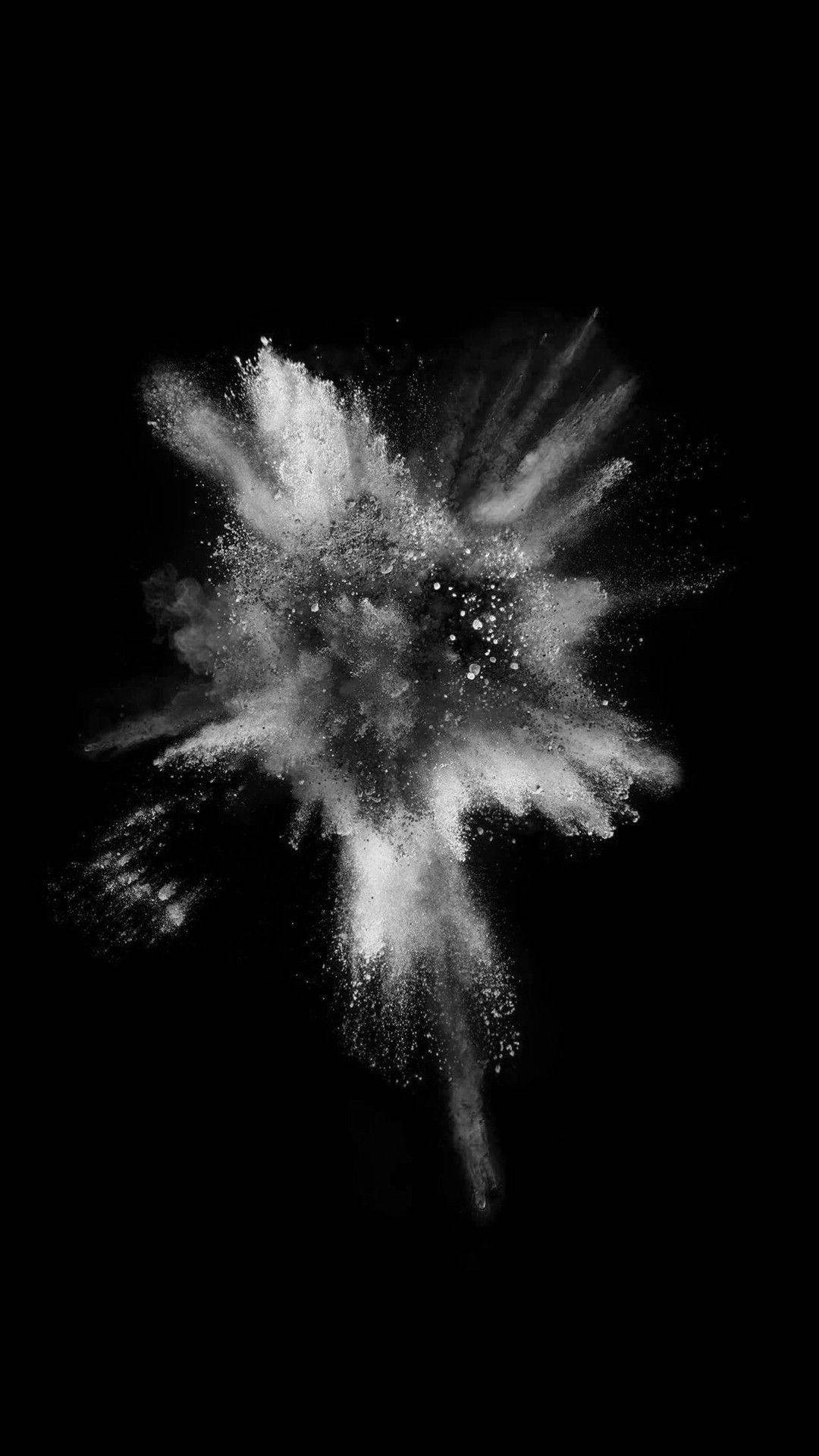 塵埃爆炸 壁紙 — 白色粉末在純黑色背景上戲劇性地爆發，呈現高對比度的單色效果。