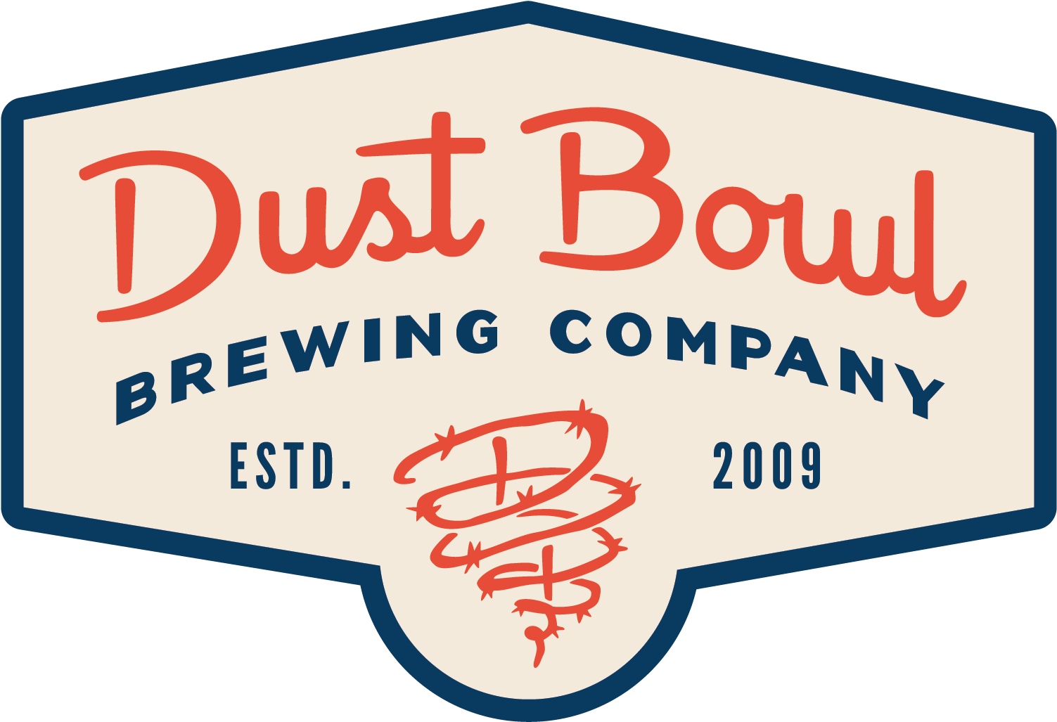 塵暴釀酒公司標誌 壁紙 — Dust Bowl Brewing Company 的復古標誌，採用紅色草書文字和鐵絲網龍捲風圖案，背景為奶油色。