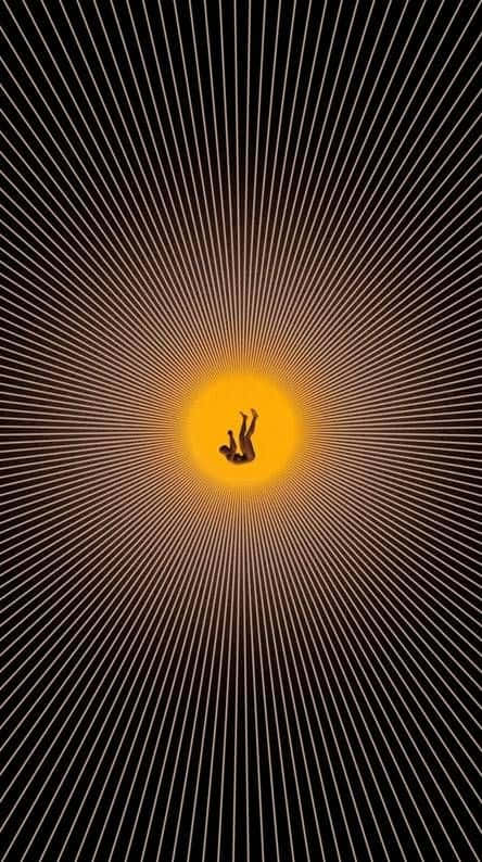 一個人在發光的黃色圓圈中倒立漂浮，帶有放射狀的白色線條。