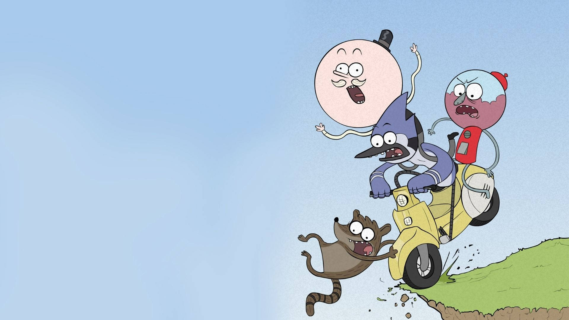 墜落的 Regular Show 壁紙 — 三個卡通人物騎著黃色滑板車，越過長滿青草的山丘，表情誇張，背景是清澈的藍天。