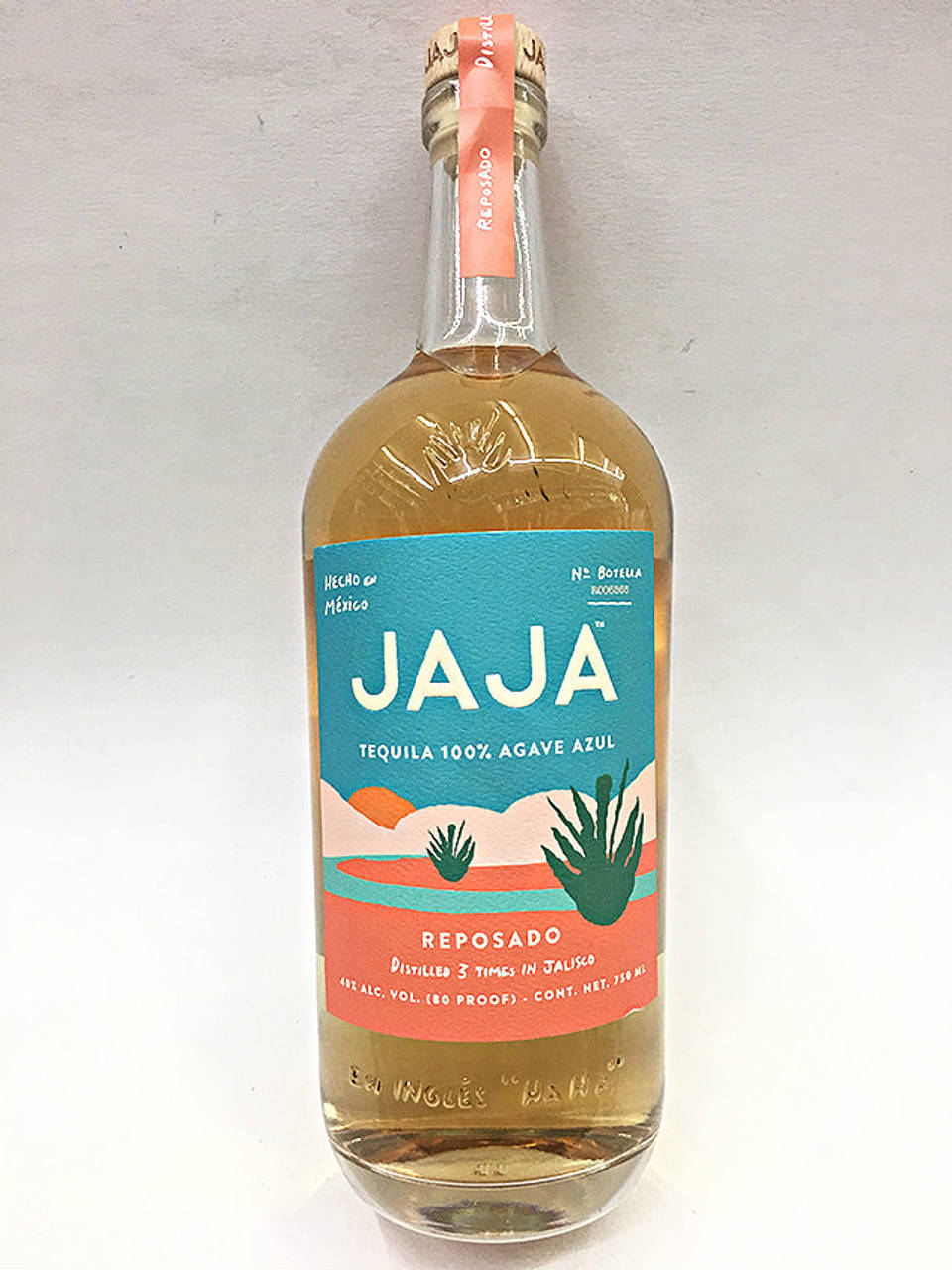 一瓶帶有彩色沙漠主題標籤的Jaja Reposado龍舌蘭酒。